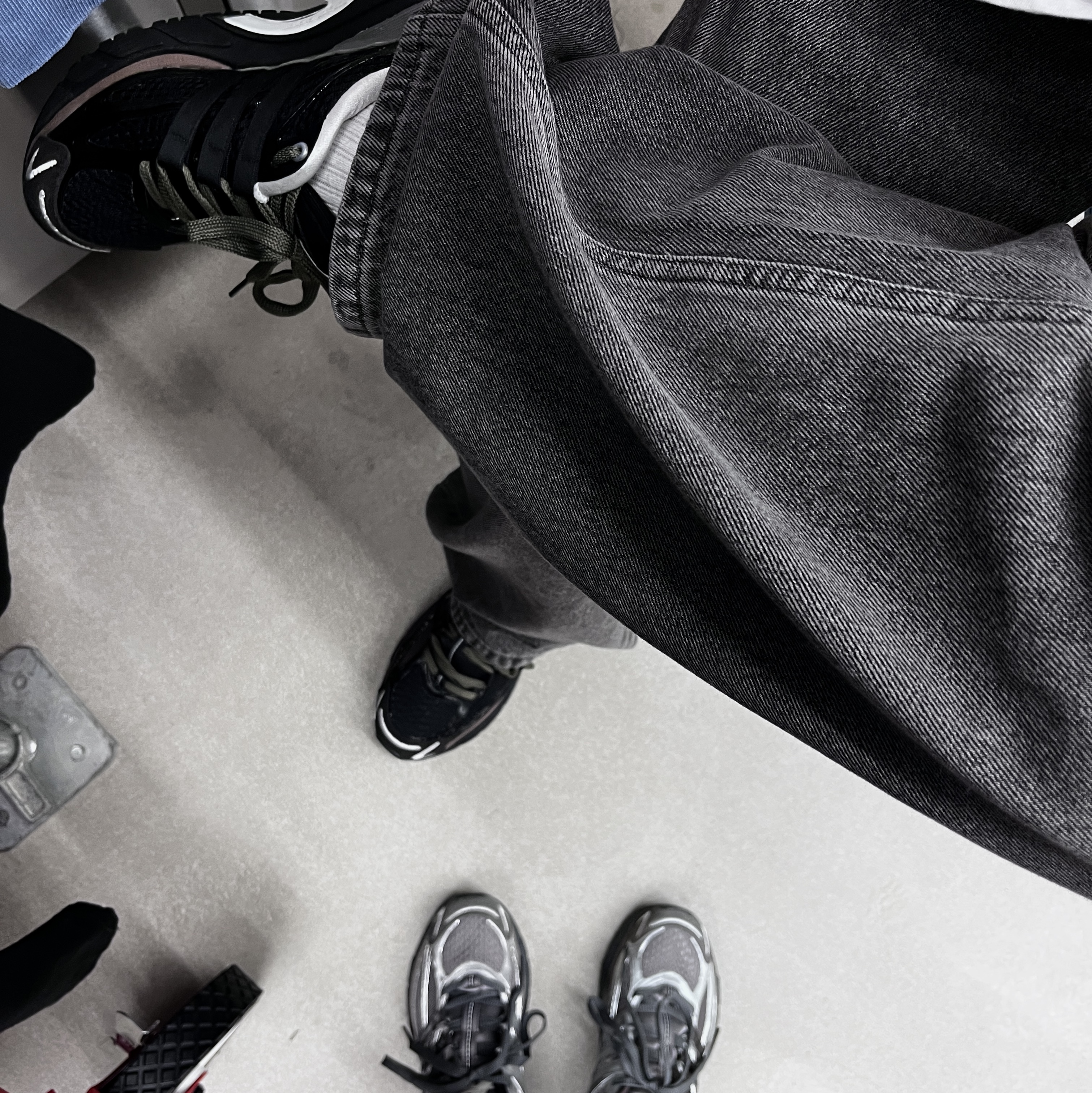 Adidas x Song for the Mute Adistar Cushion Taupe Metallic Granite, Yeezy YZY Zip-Up Hoodie Grey 착용 스타일 - 2