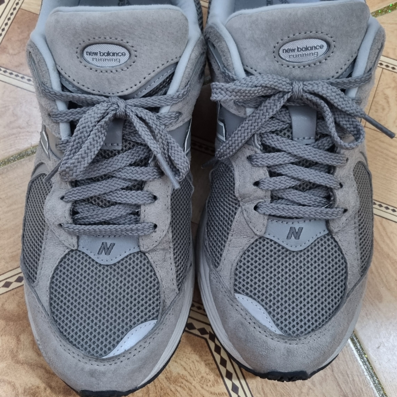 New Balance 2002R Grey 착용 스타일 - 1