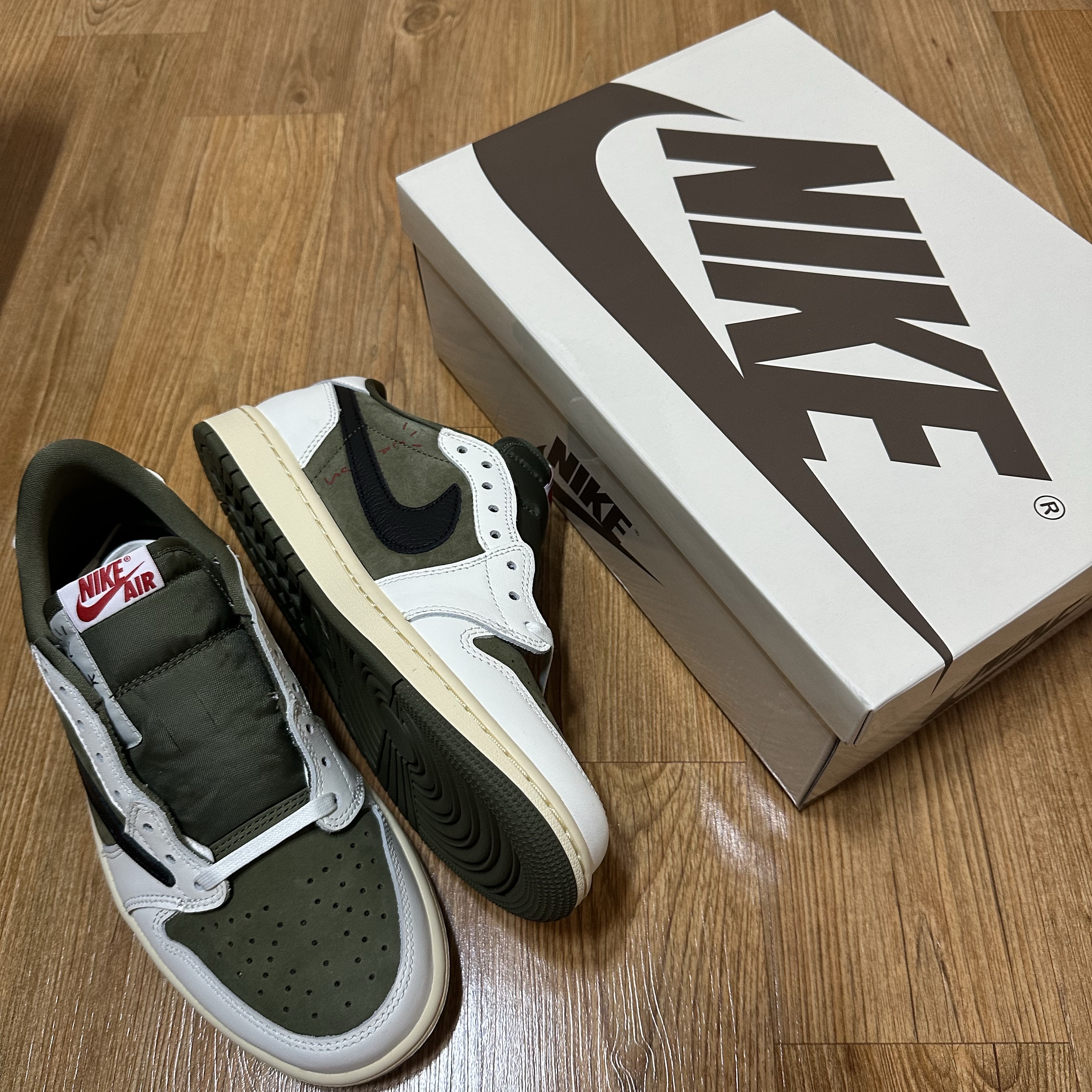 Jordan 1 x Travis Scott Retro Low OG SP Reverse Olive 착용 스타일 - 1
