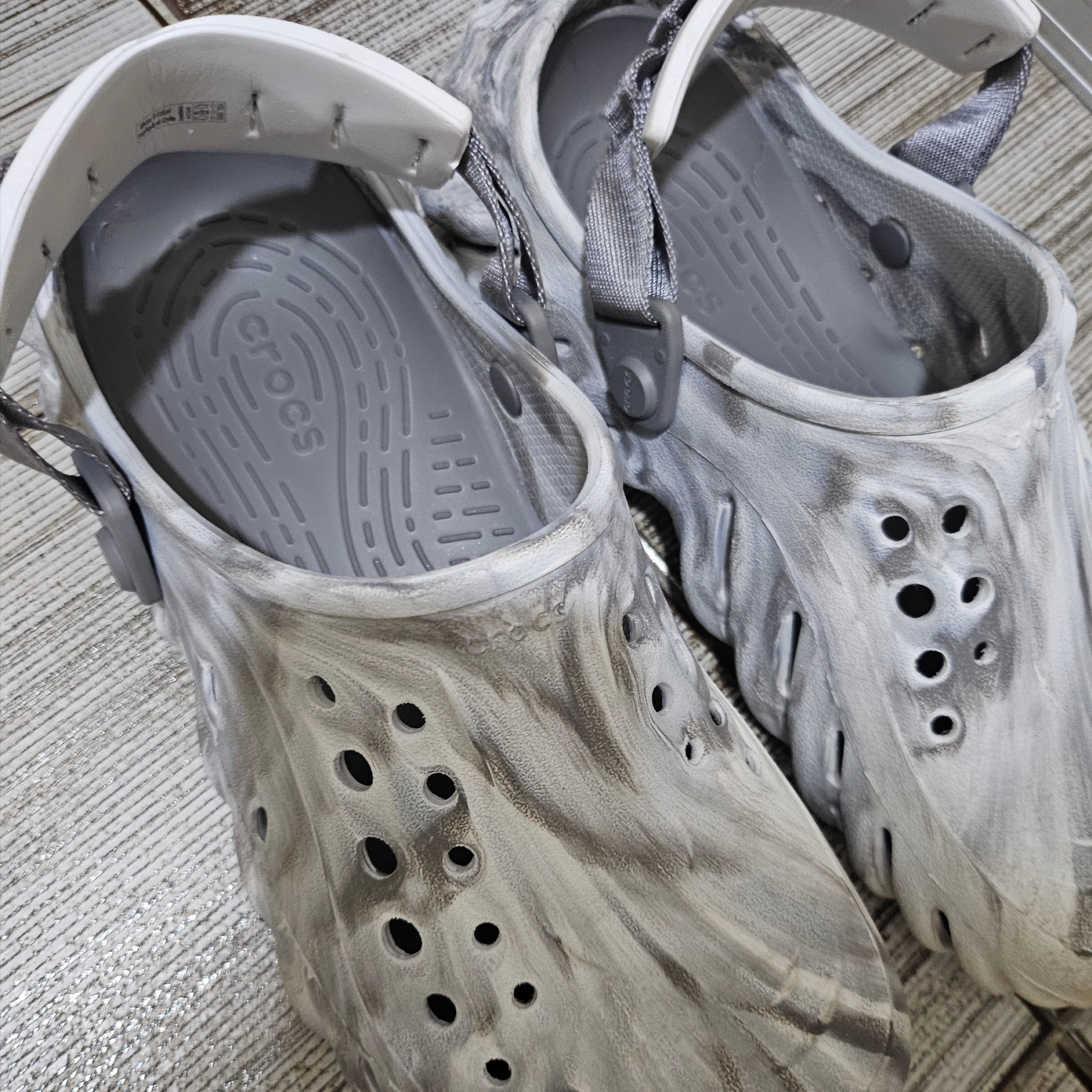Crocs Echo Marbled Clog Moonlight Multi 착용 스타일