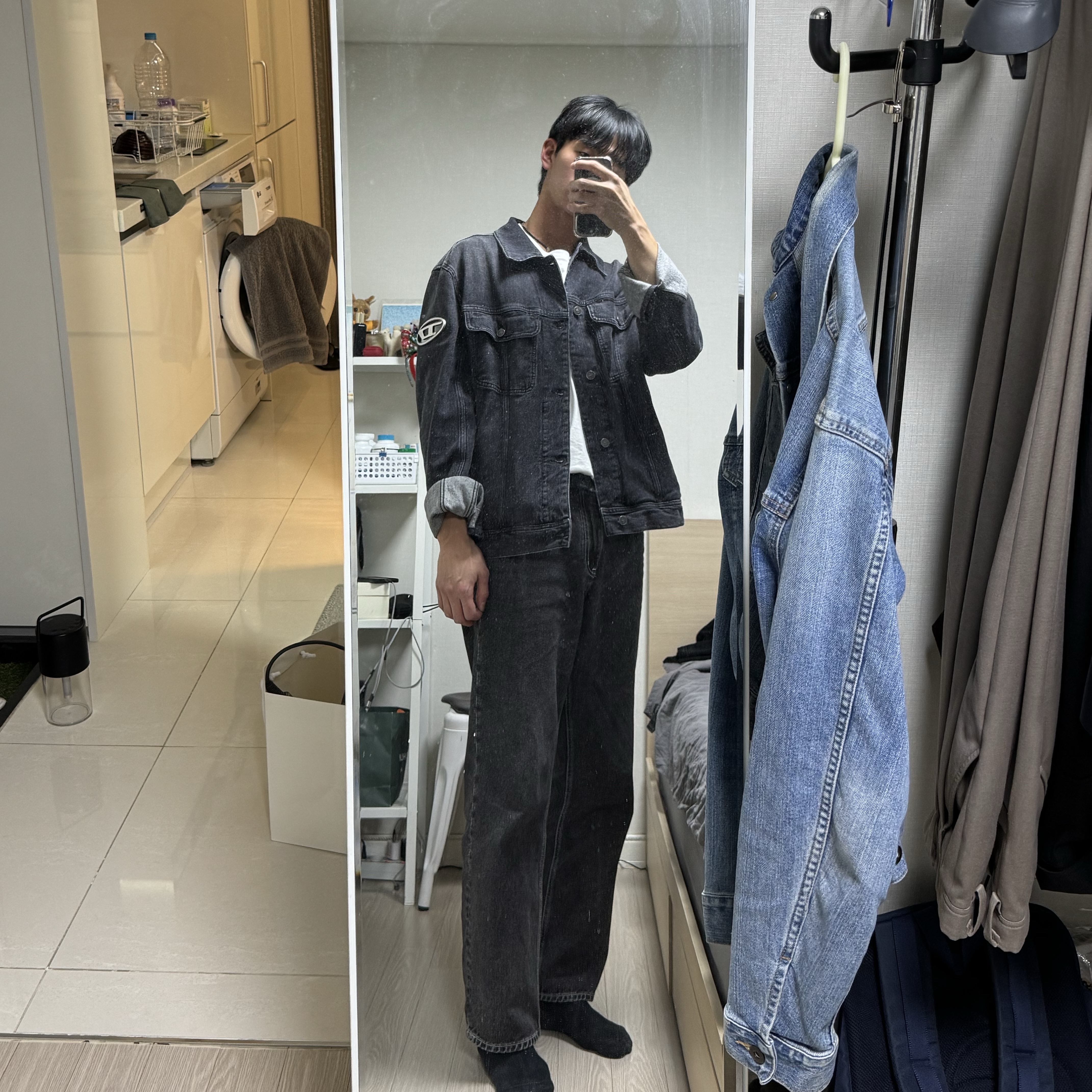 Diesel D-Barcy-Fsc Regular-Fit Denim Jacket with Plaque Black Dark Grey 착용 스타일
