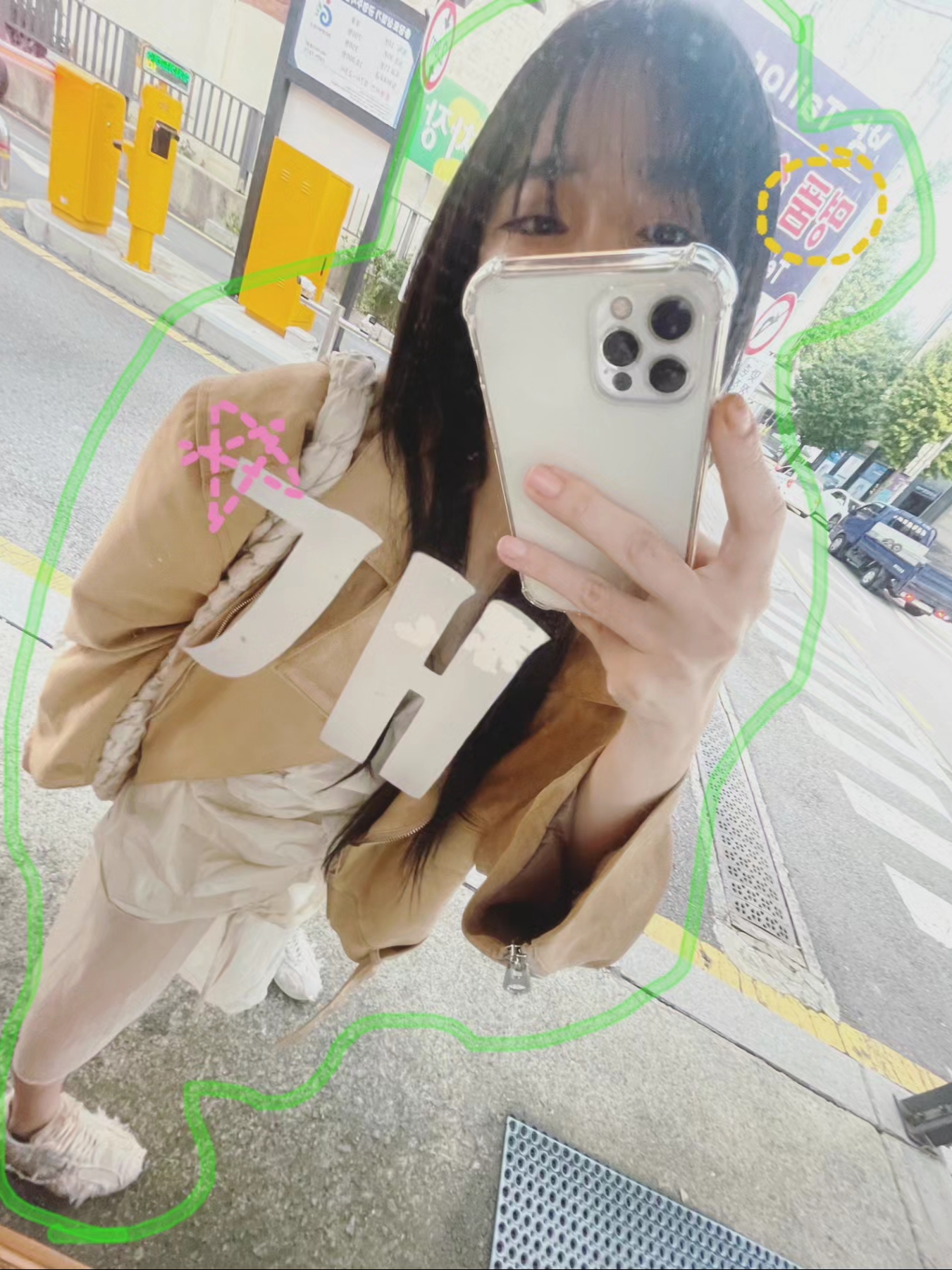 COS Quilted Oversized Shoulder Bag Off White Light Beige 착용 스타일 - 3
