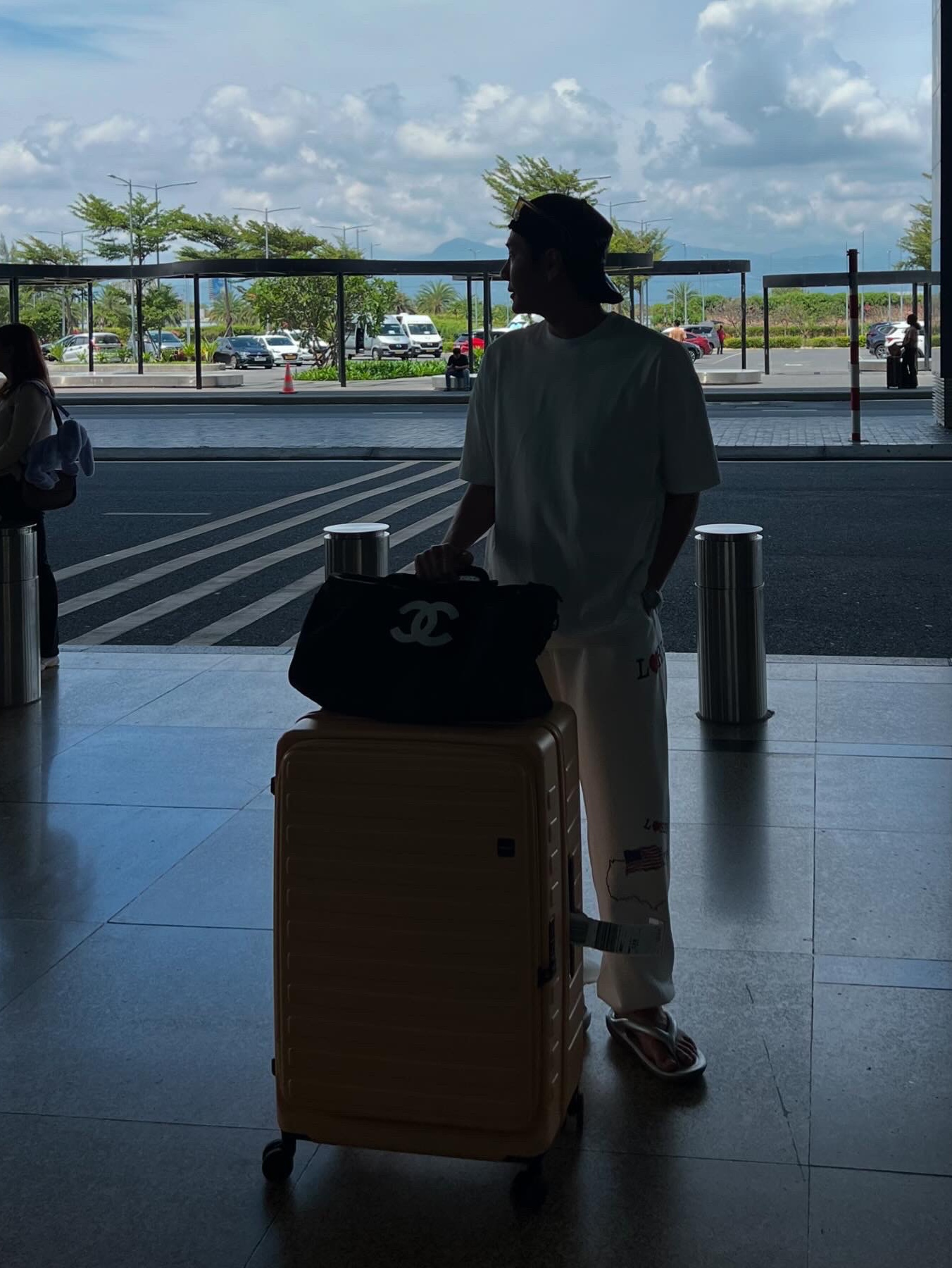 Gentle Monster Hovo Y5 Yellow Brown 착용 스타일 - 4