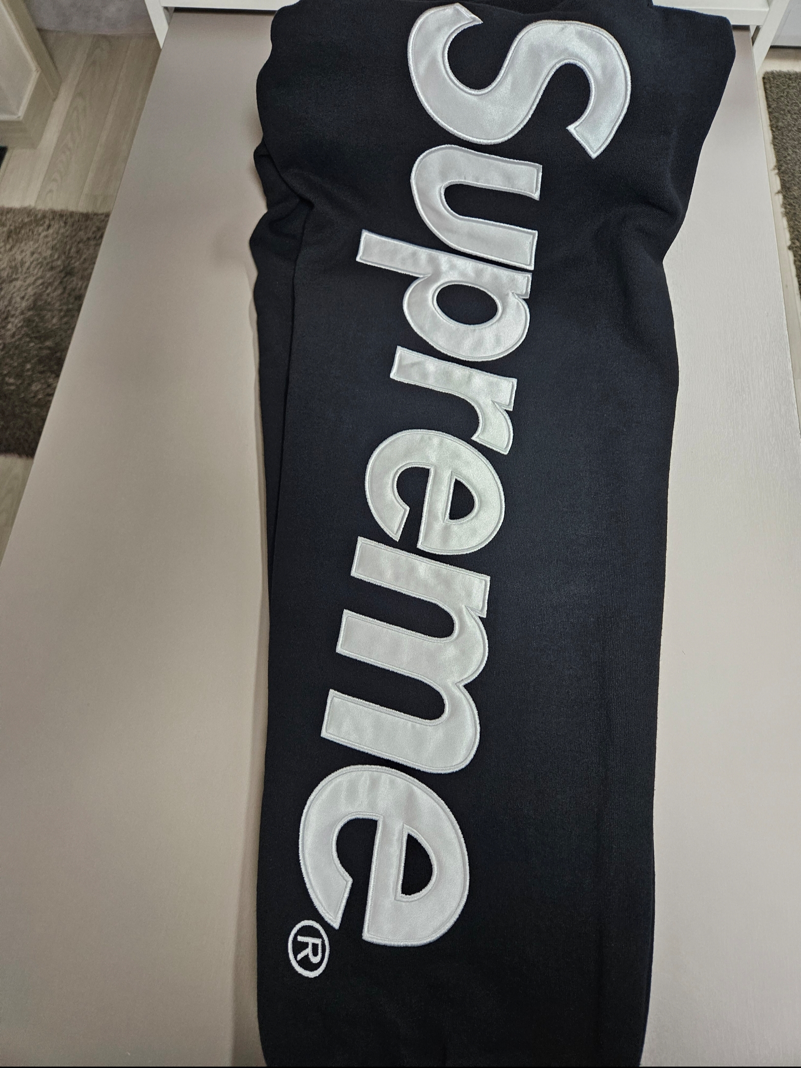 Supreme Satin Applique Sweatpants Black - 24FW 착용 스타일 - 1