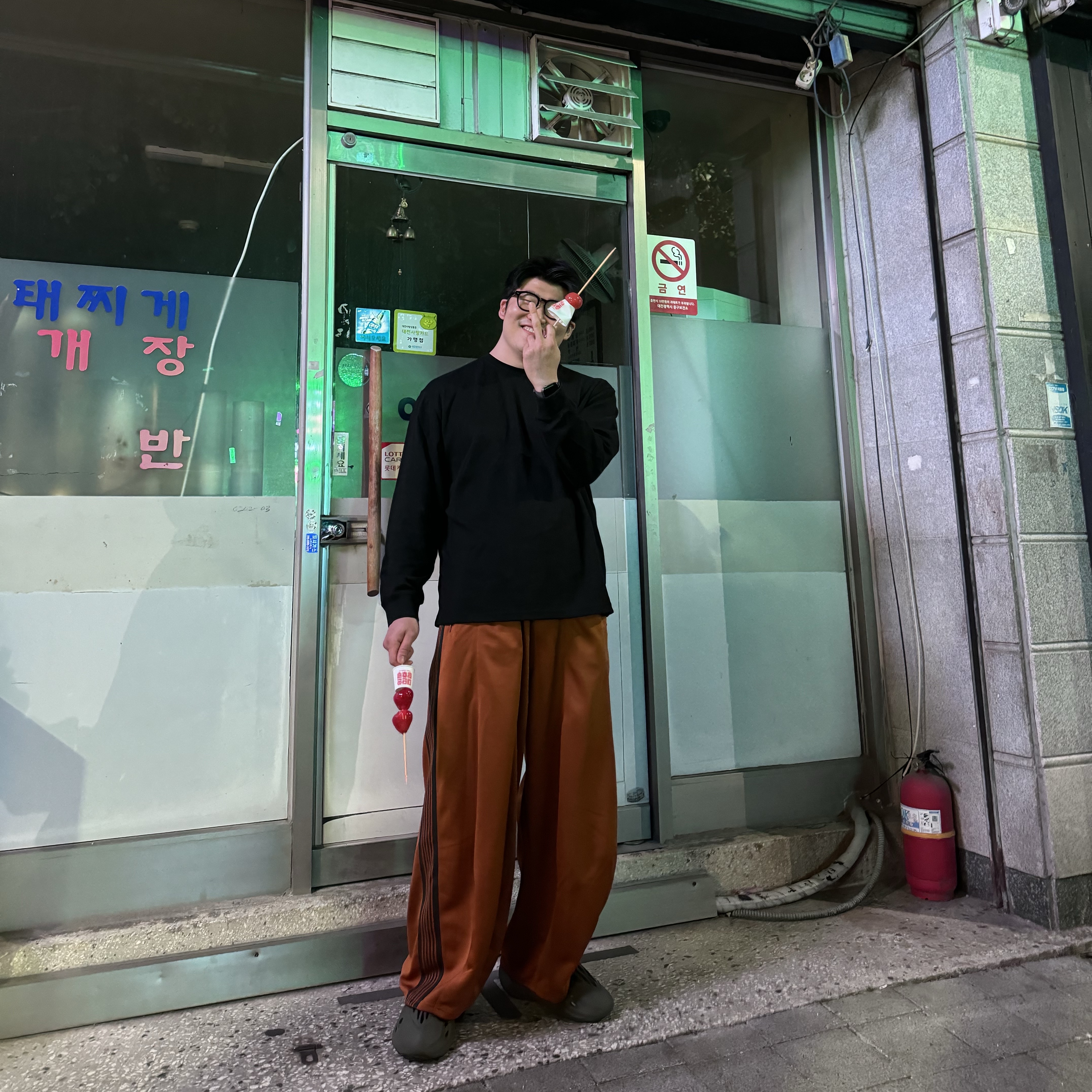 Needles H.D. Track Pants Poly Smooth Rust 착용 스타일