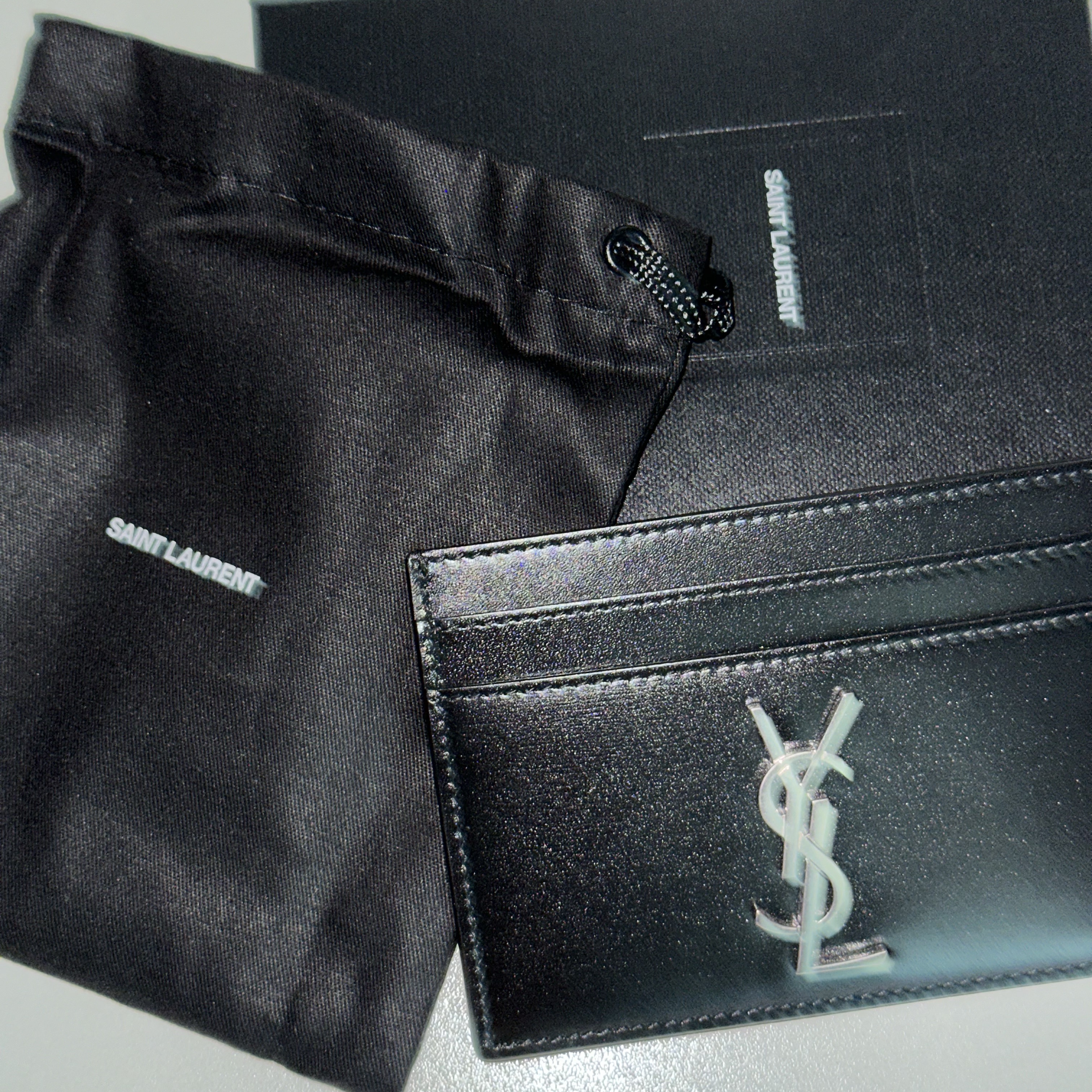 Saint Laurent Monogram Card Case in Smooth Leather Black 착용 스타일 - 3