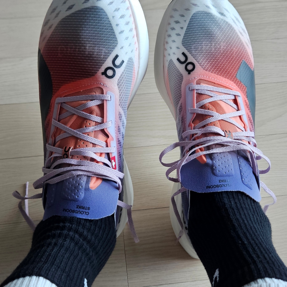 On Running Cloudboom Strike White Flame, Nike ZoomX Vaporfly Next% 3 Sail Cobalt Bliss Total Orange 착용 스타일 - 3