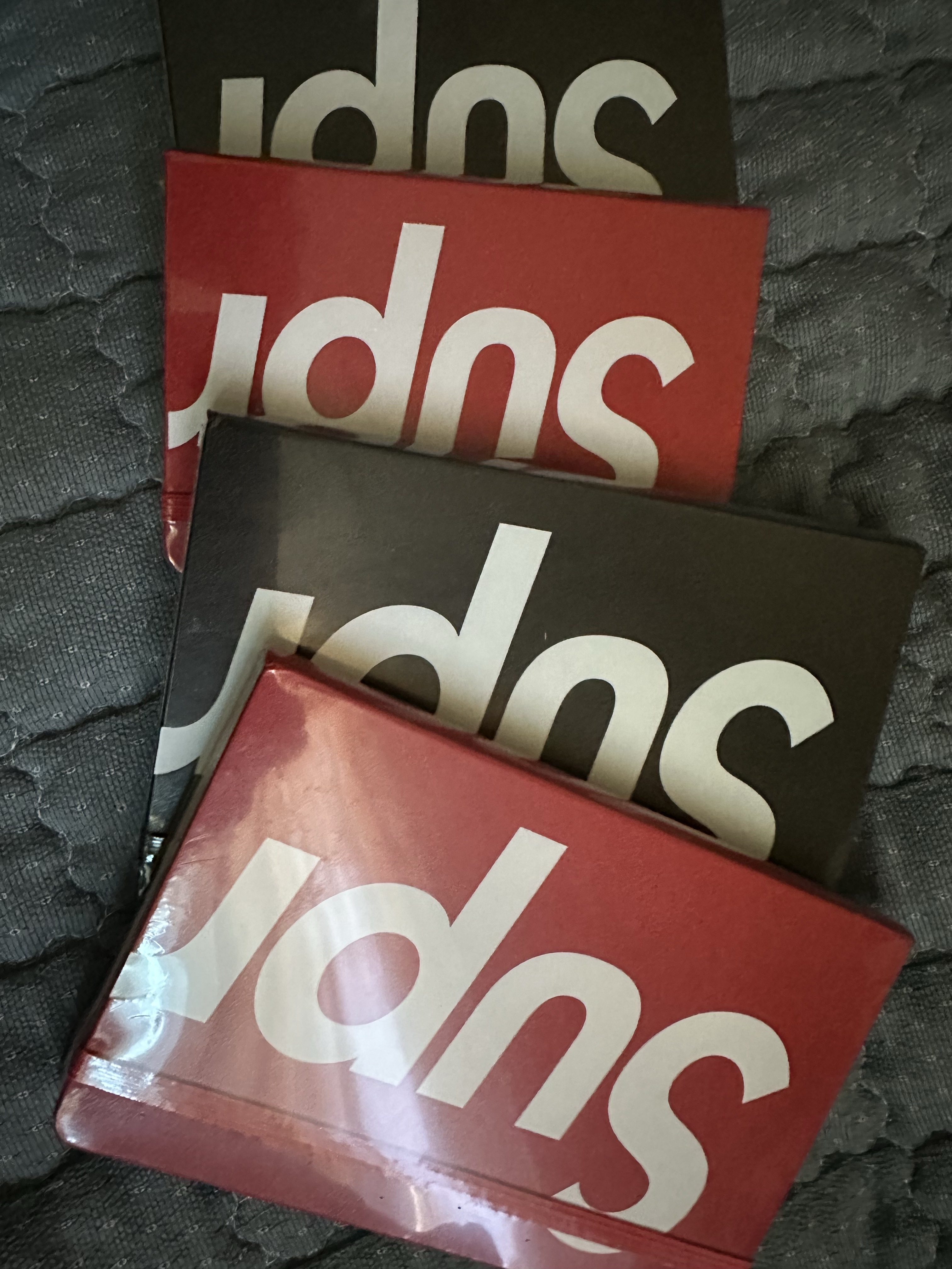 Supreme x Moleskine Notebook Black - 24FW, Supreme x Moleskine Notebook Red - 24FW 착용 스타일