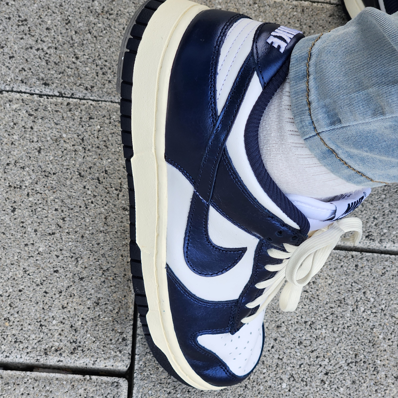 (W) Nike Dunk Low PRM Midnight Navy and White 착용 스타일 - 2