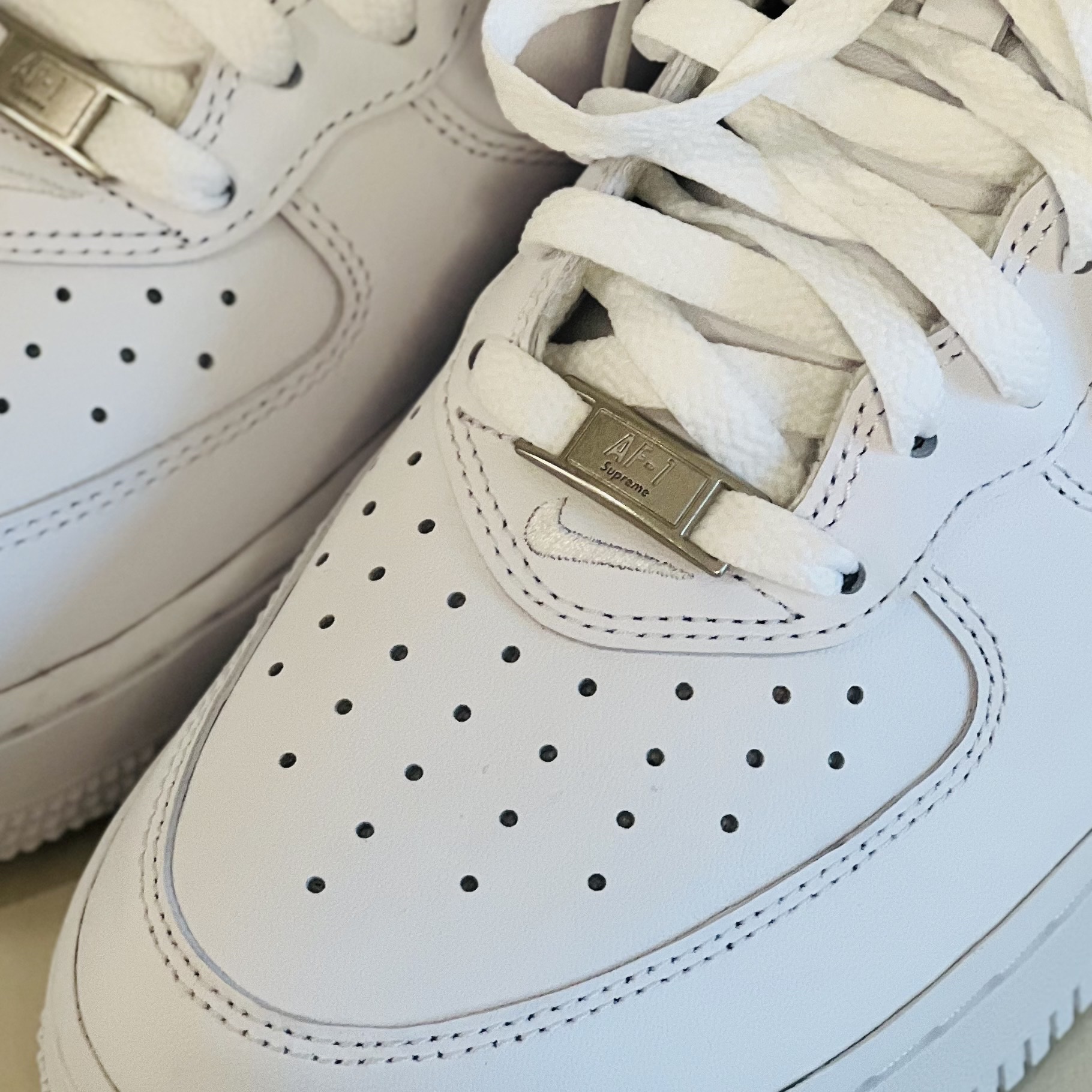Nike x Supreme Air Force 1 Mid White 착용 스타일 - 2