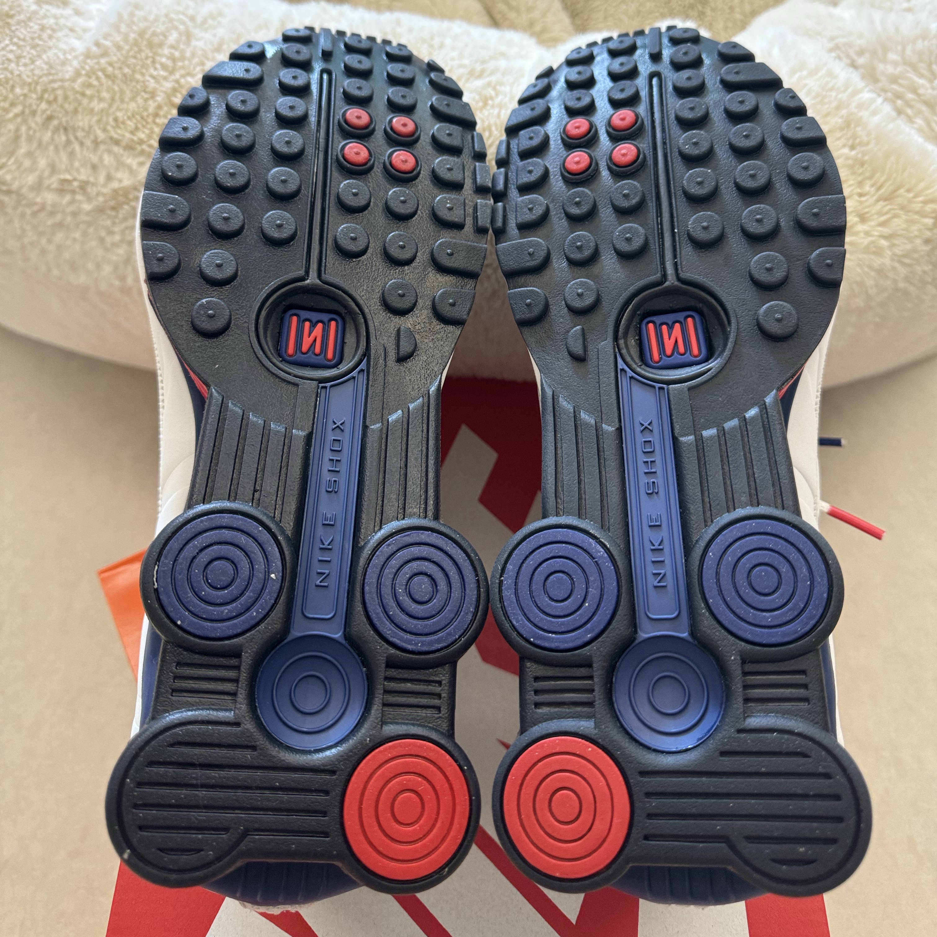 Nike Shox R4 PRM Light Iron Ore and Phantom 착용 스타일 - 6