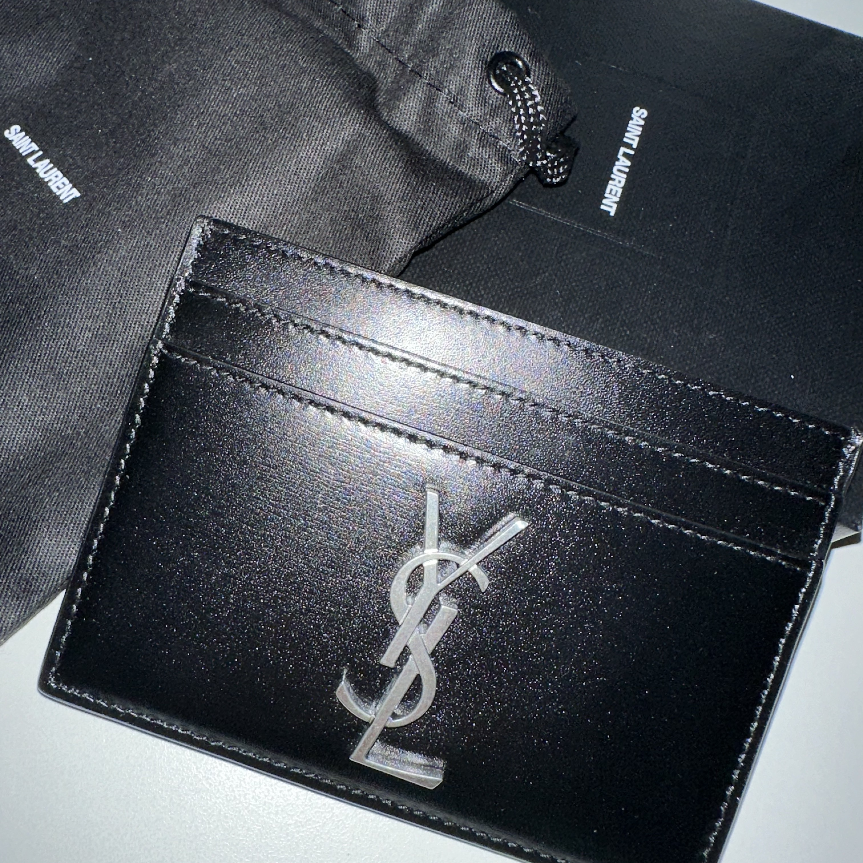 Saint Laurent Monogram Card Case in Smooth Leather Black 착용 스타일 - 2