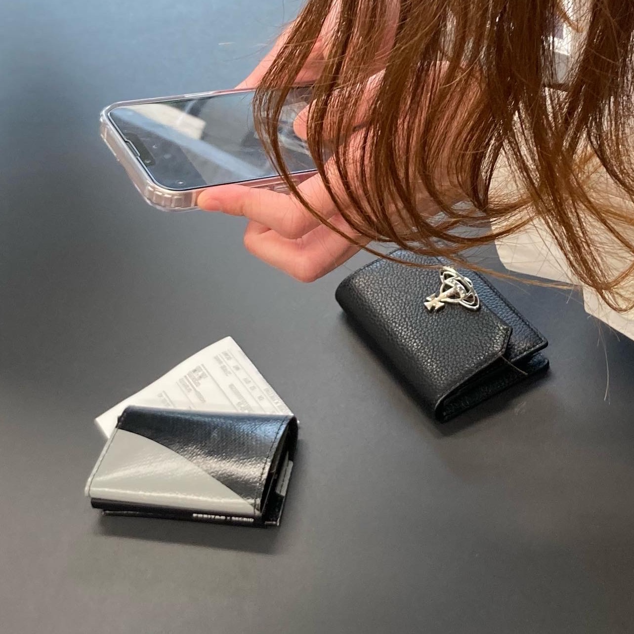 Vivienne Westwood Grain Leather Business Card Holder Black Silver 착용 스타일