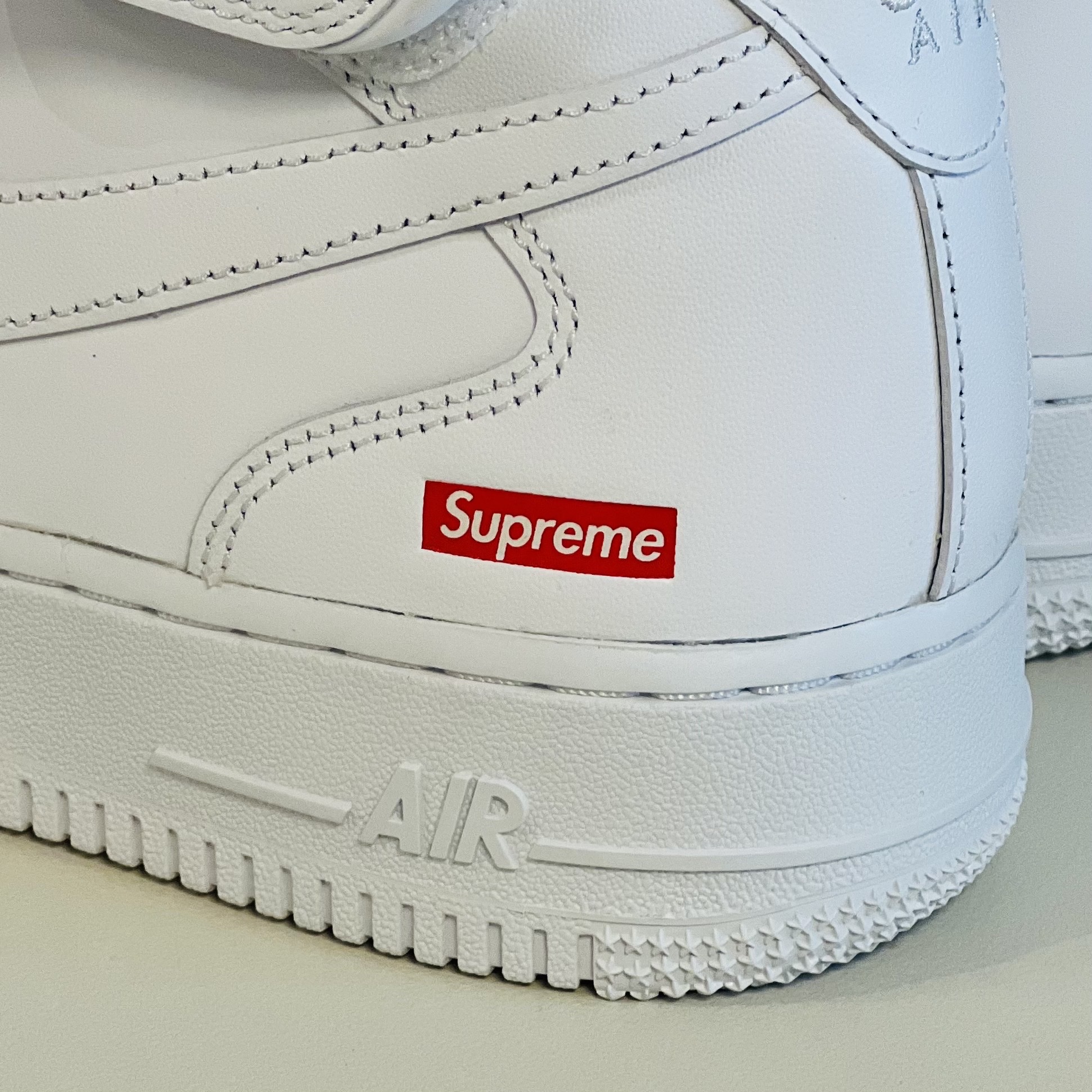 Nike x Supreme Air Force 1 Mid White 착용 스타일 - 1