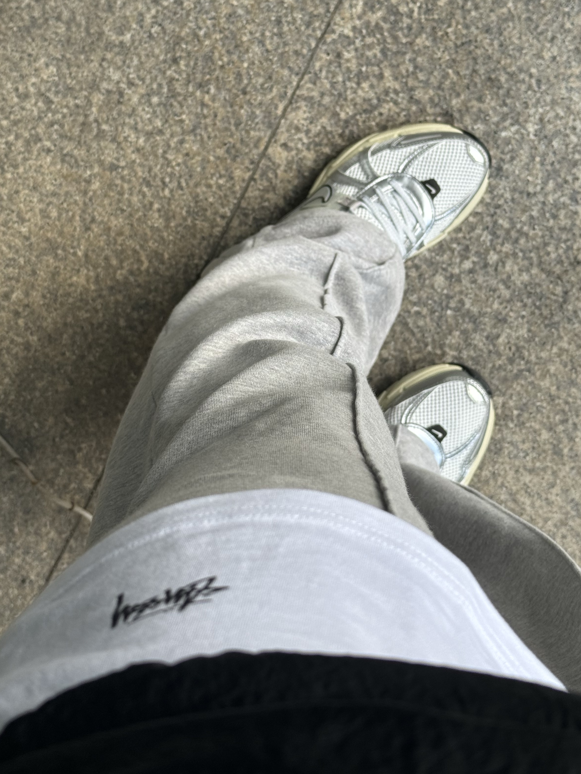 Stussy Undershirt White (3 Pack), Nike V2K Run Summit White Metallic Silver 착용 스타일 - 2