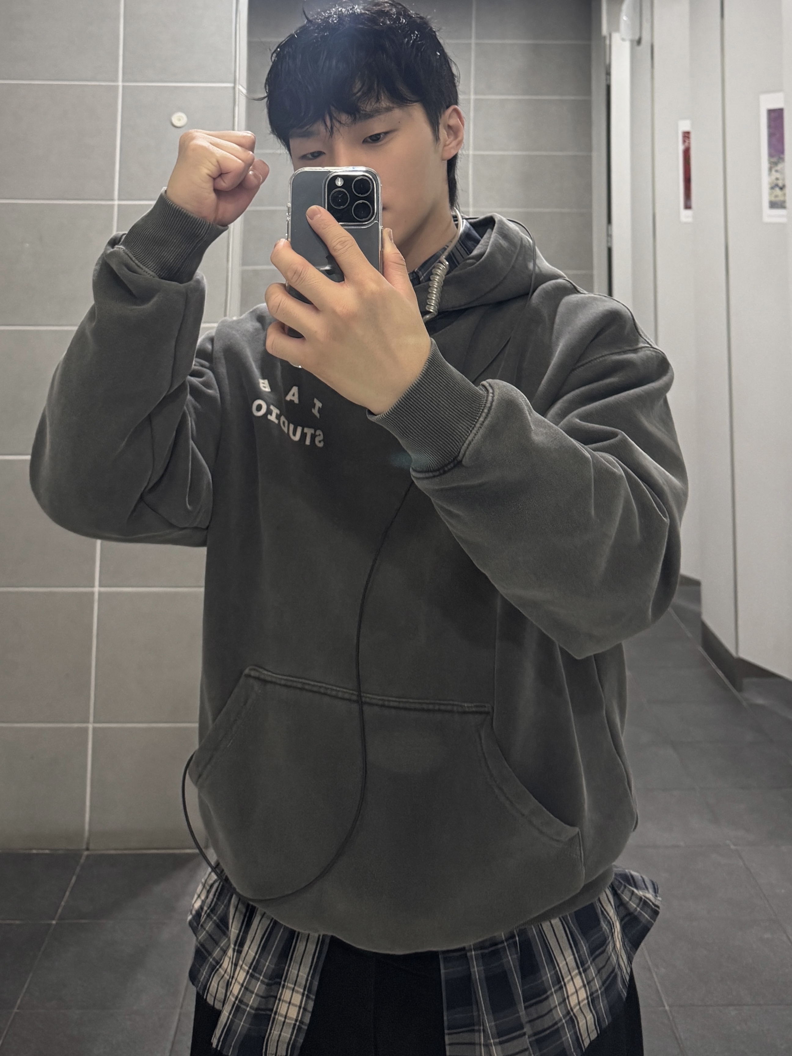 IAB Studio Pigment Hoodie Black 착용 스타일