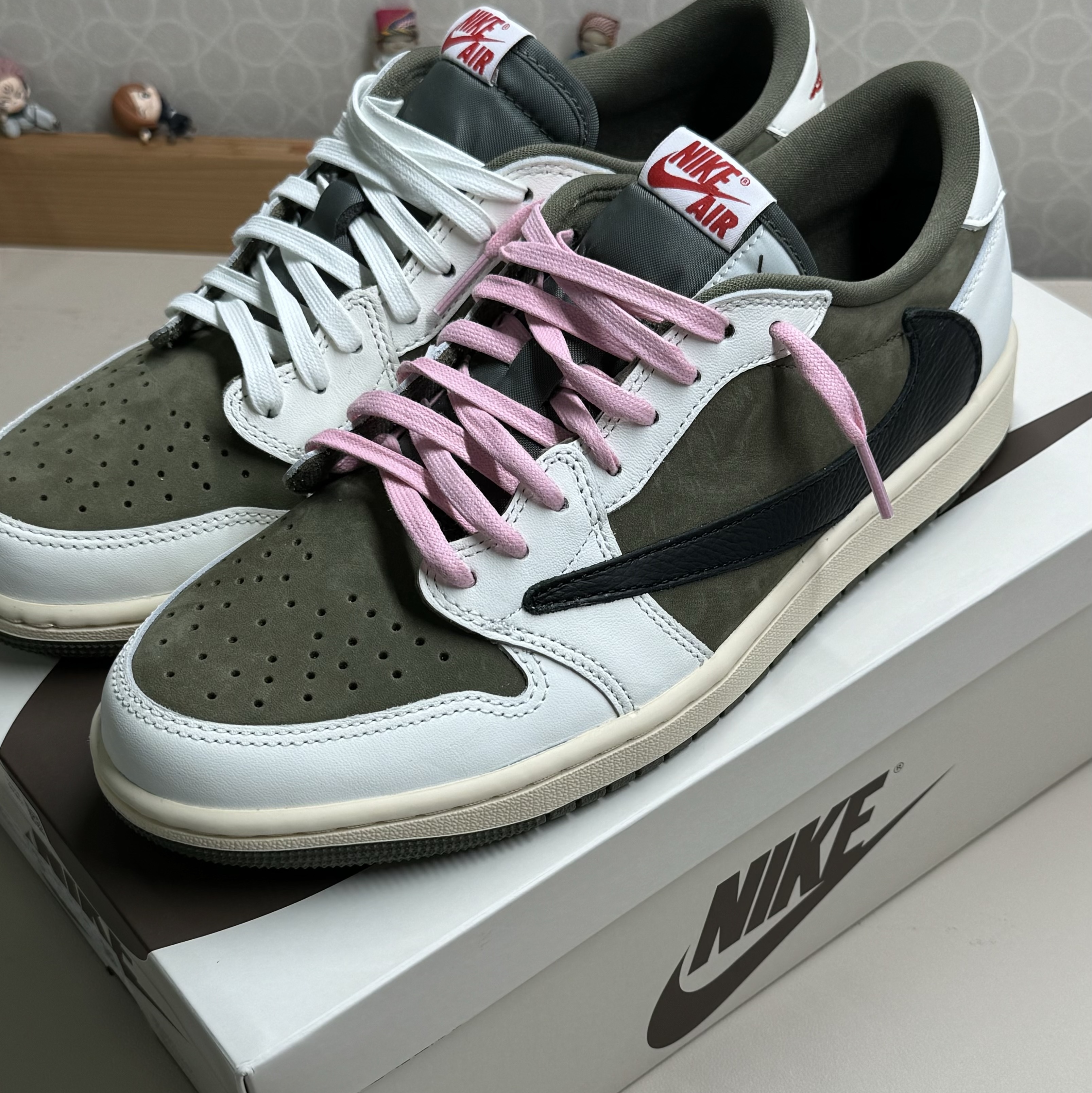 Jordan 1 x Travis Scott Retro Low OG SP Reverse Olive 착용 스타일