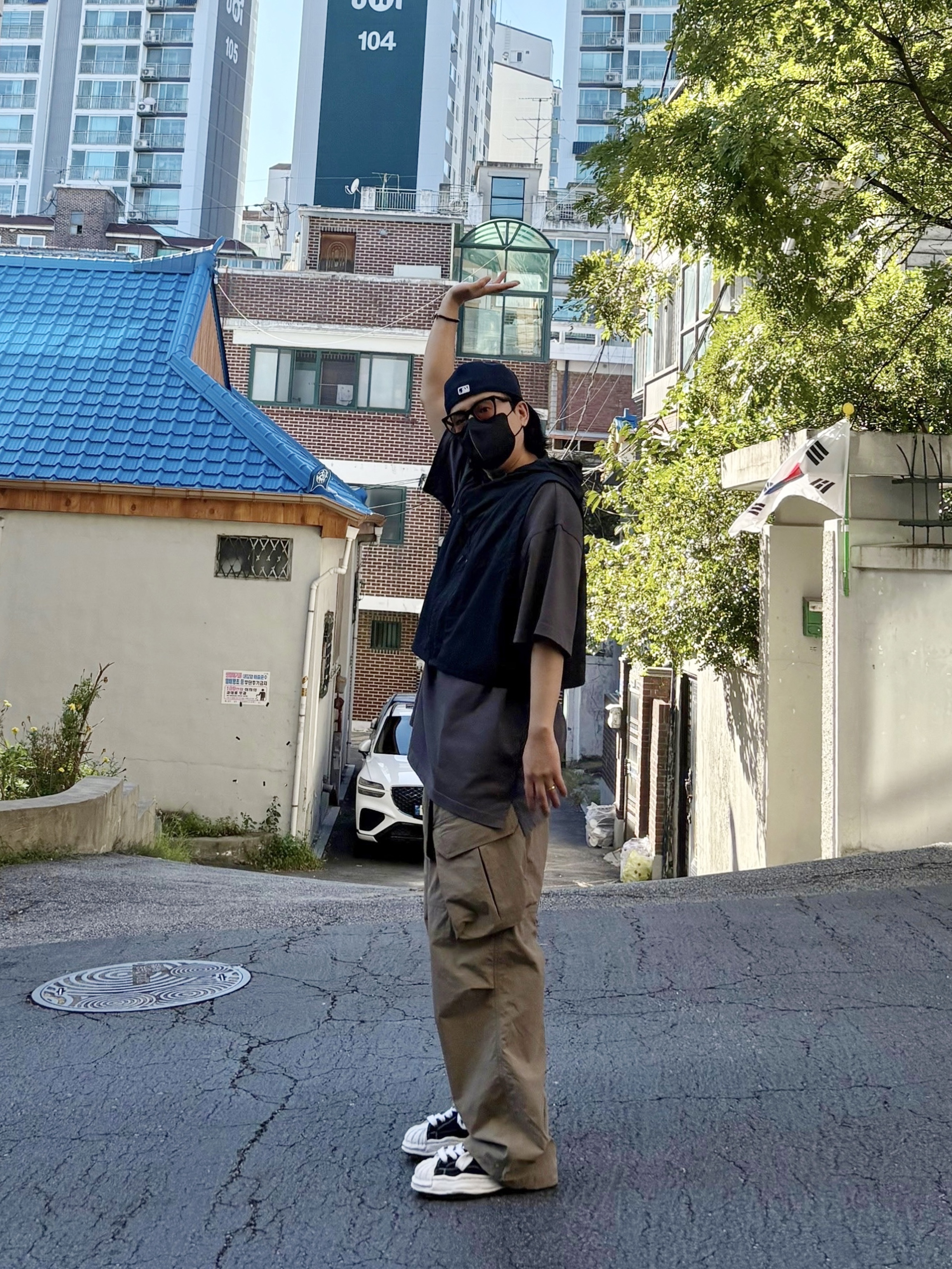 Maison Mihara Yasuhiro Blakey OG Sole Canvas Low-top Sneakers Black White, Supreme Gold Cross S Logo New Era Black - 24SS 착용 스타일 - 3
