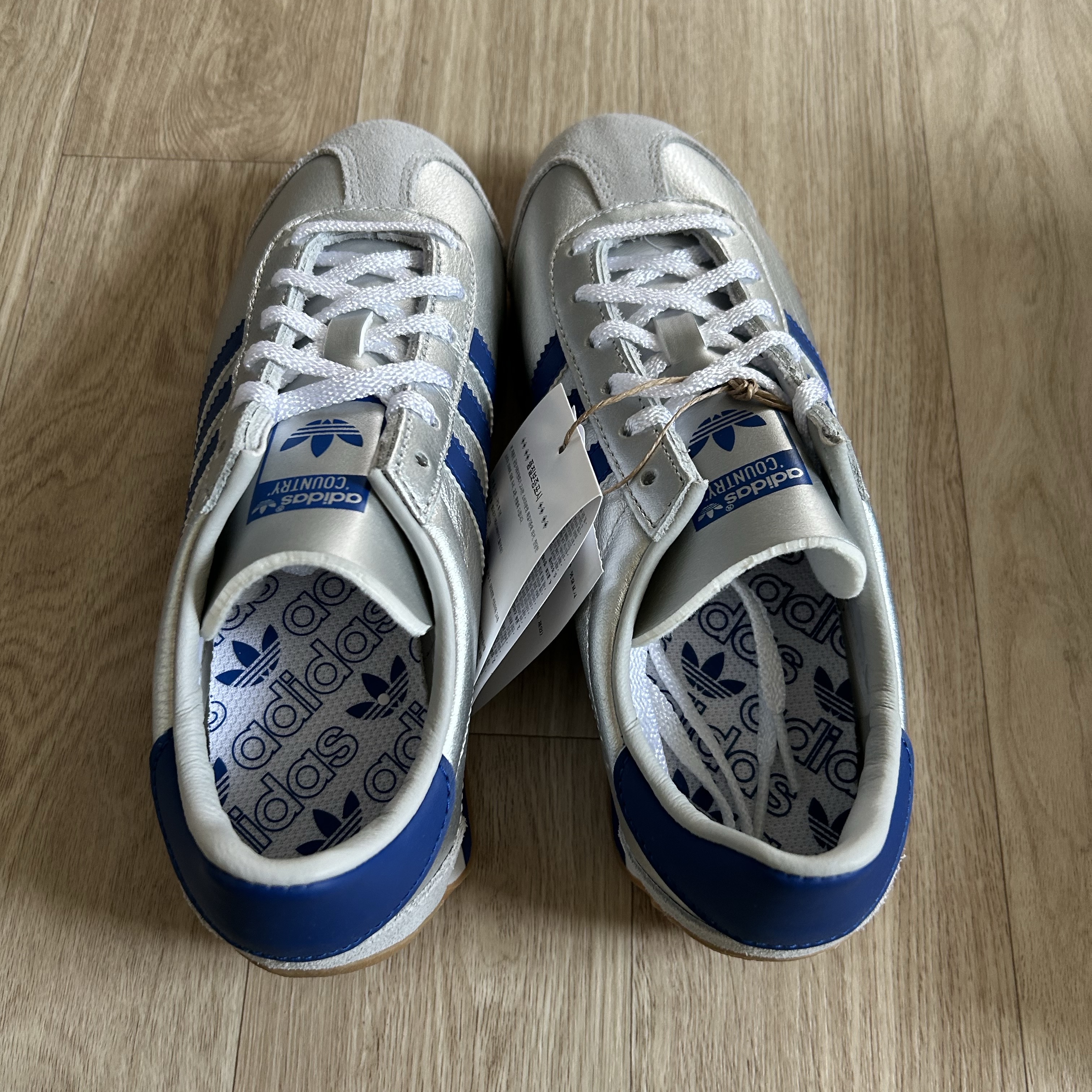 Adidas Country OG Matte Silver Bright Blue 착용 스타일