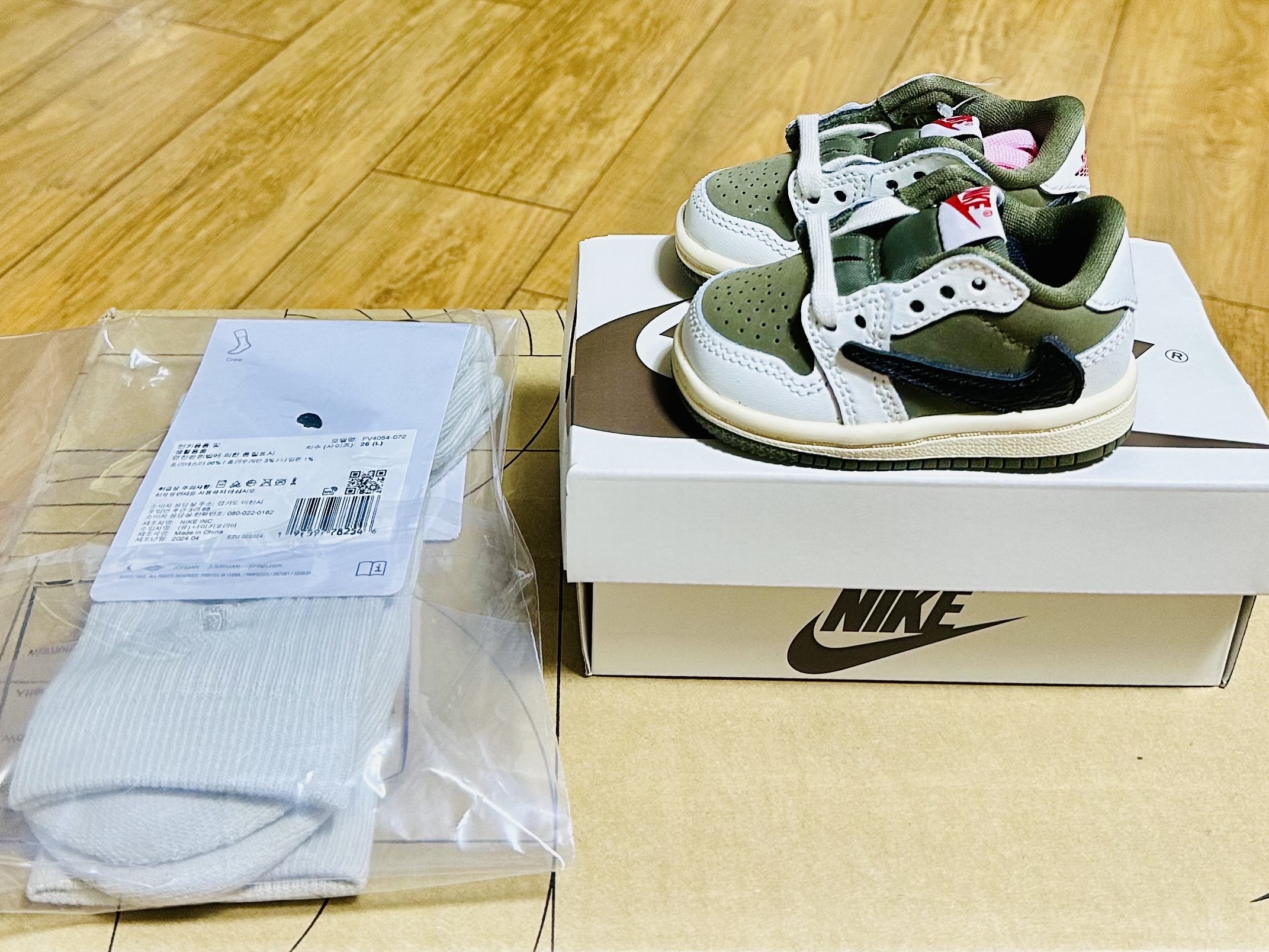 (TD) Jordan 1 x Travis Scott Retro Low OG SP Reverse Olive, Jordan x Travis Scott Cushioned Crew Socks Light Bone 착용 스타일