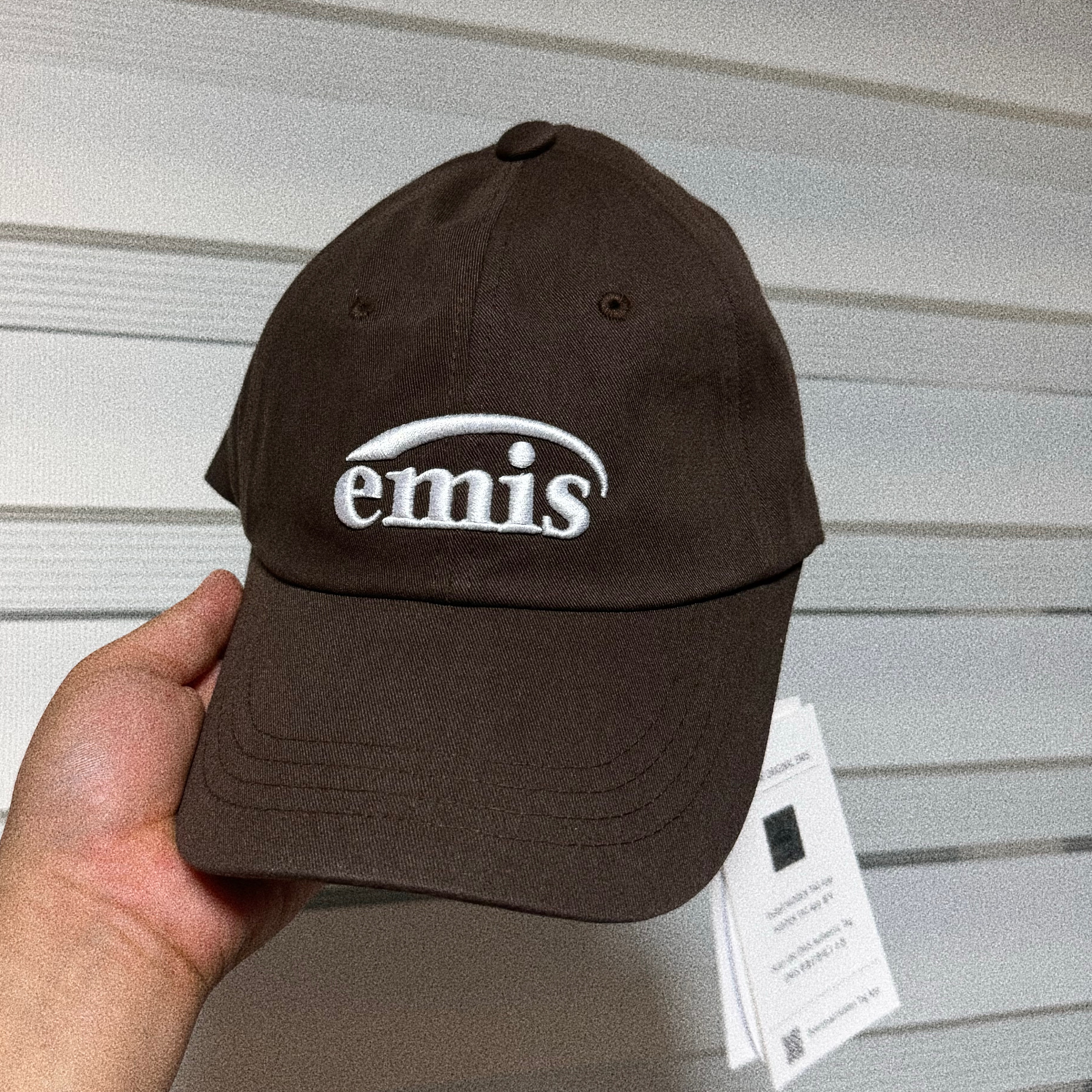 Emis New Logo Emis Cap Brown 착용 스타일