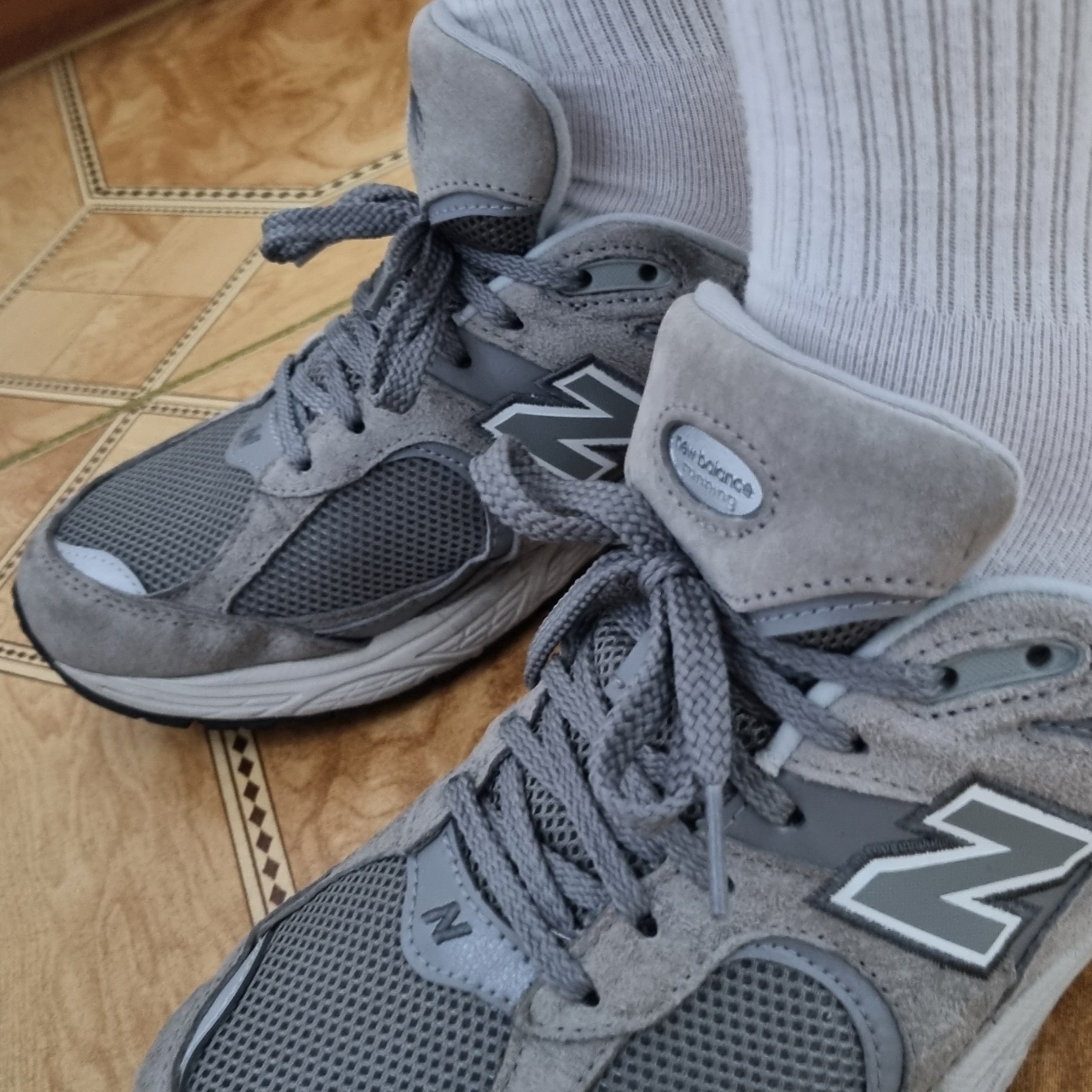 New Balance 2002R Grey 착용 스타일 - 3