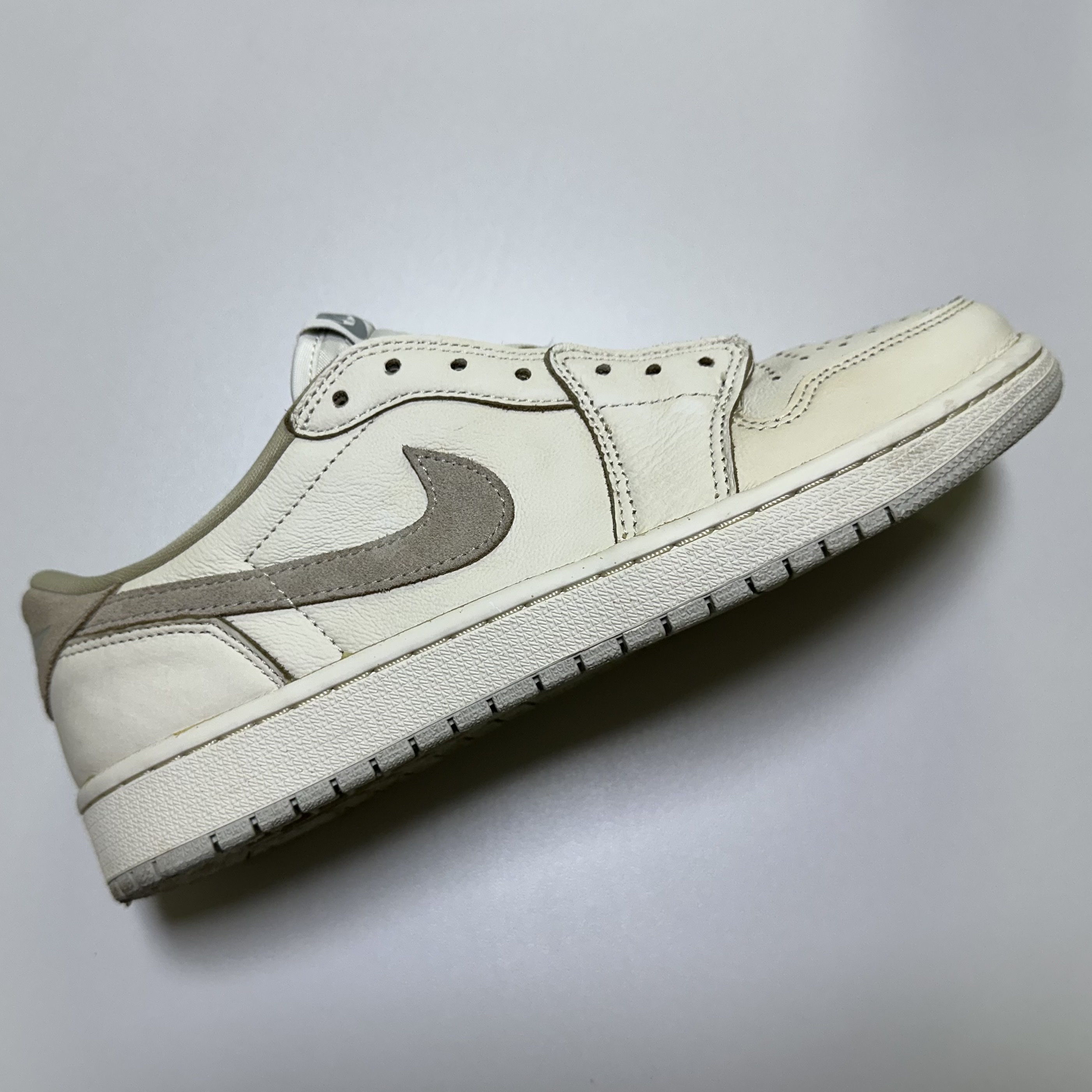 Jordan 1 Retro Low OG University Red, Jordan 1 Low OG Neutral Grey 착용 스타일 - 3