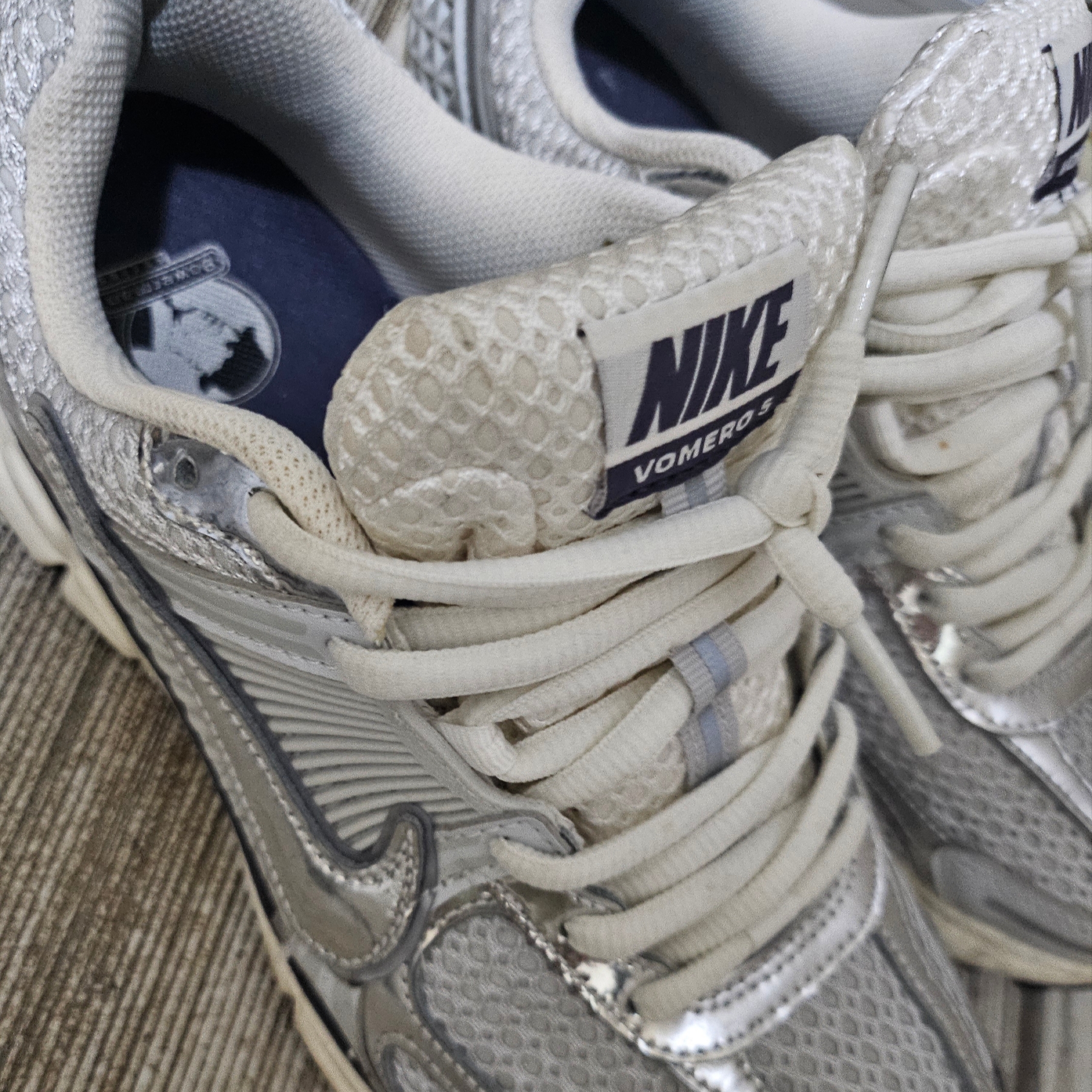 (W) Nike Zoom Vomero 5 Photon Dust and Metallic Silver 착용 스타일