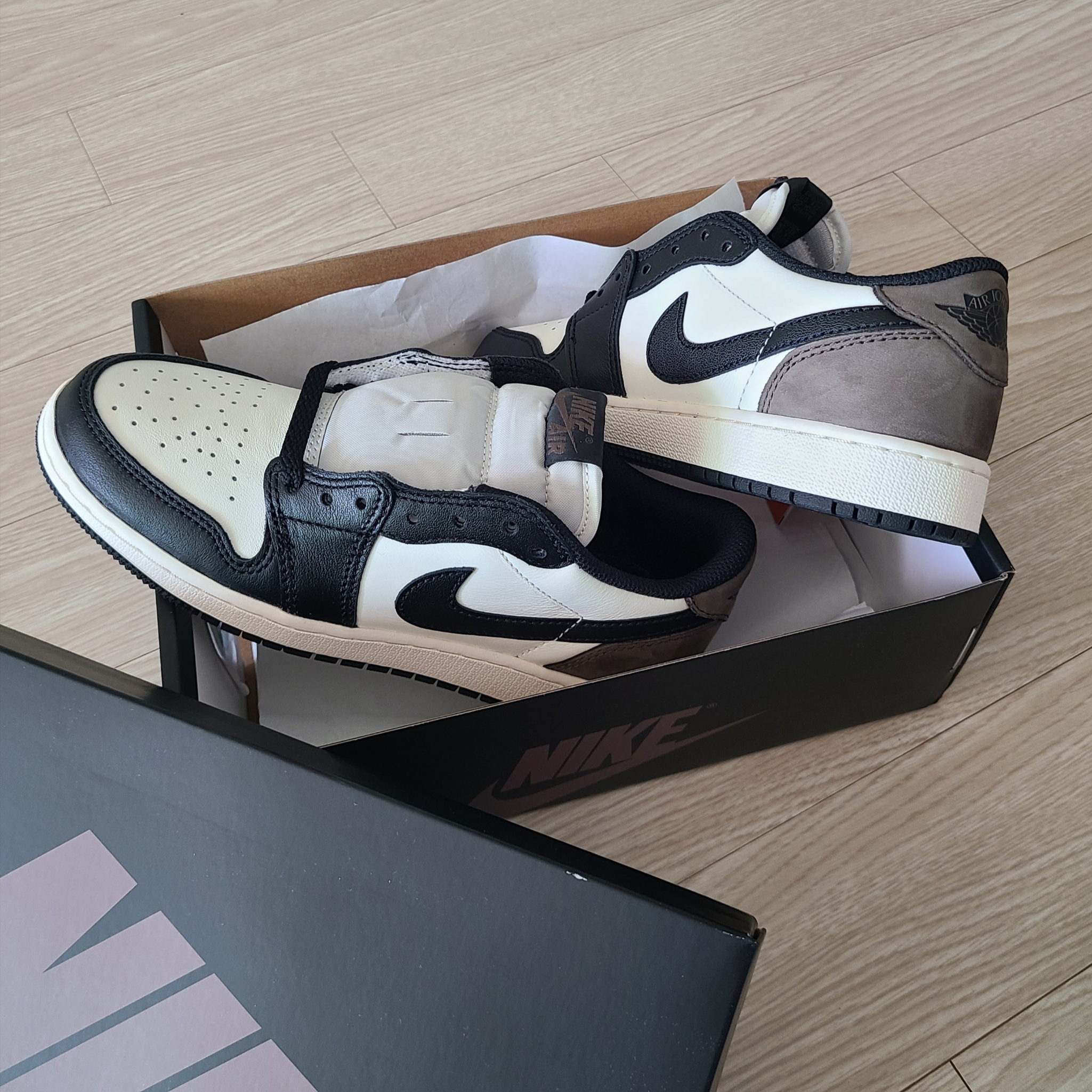 (GS) Jordan 1 Retro Low OG Mocha 착용 스타일 - 1