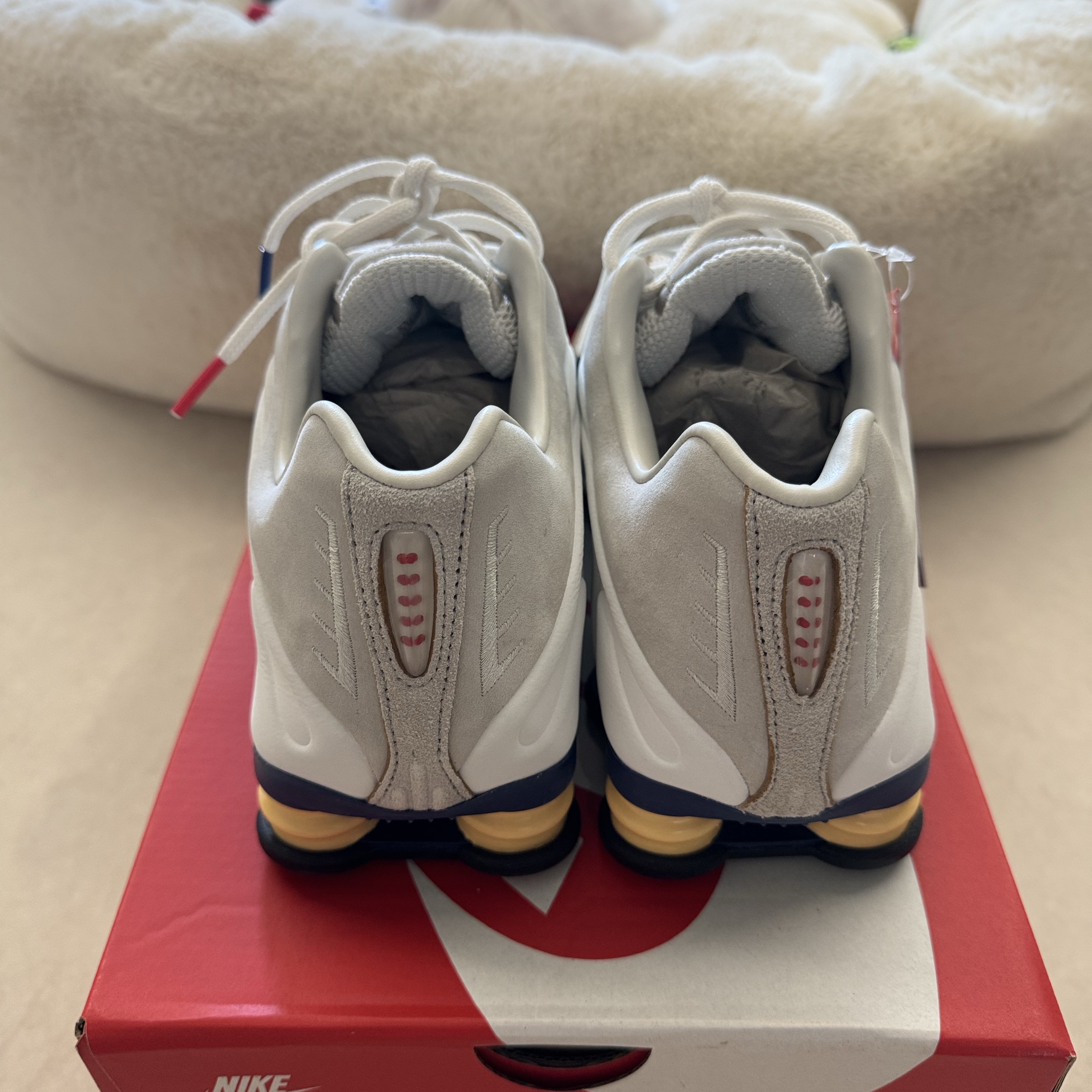 Nike Shox R4 PRM Light Iron Ore and Phantom 착용 스타일 - 4