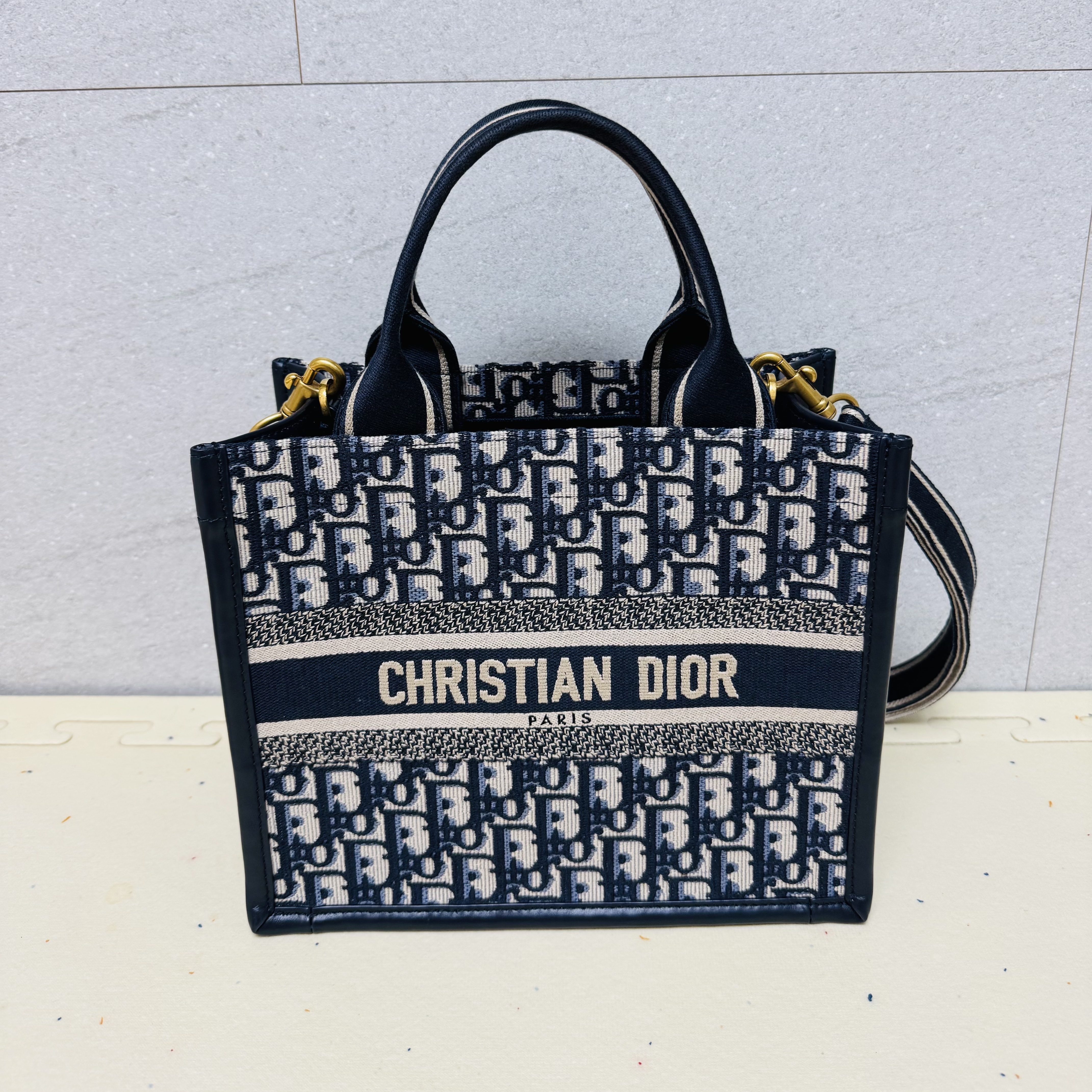 Dior Small Book Tote Blue Dior Oblique Embroidery Calf Skin 착용 스타일