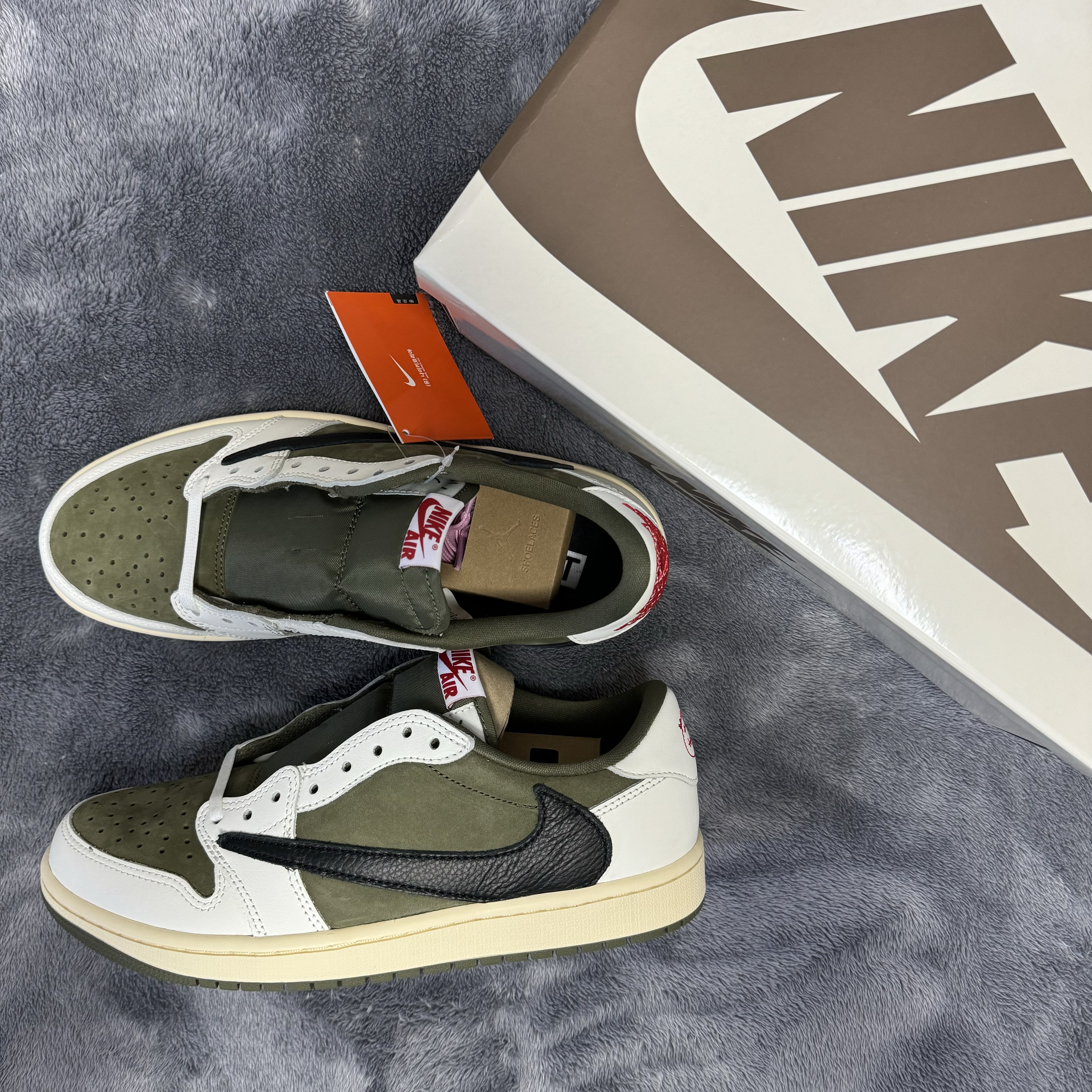 Jordan 1 x Travis Scott Retro Low OG SP Reverse Olive 착용 스타일 - 1