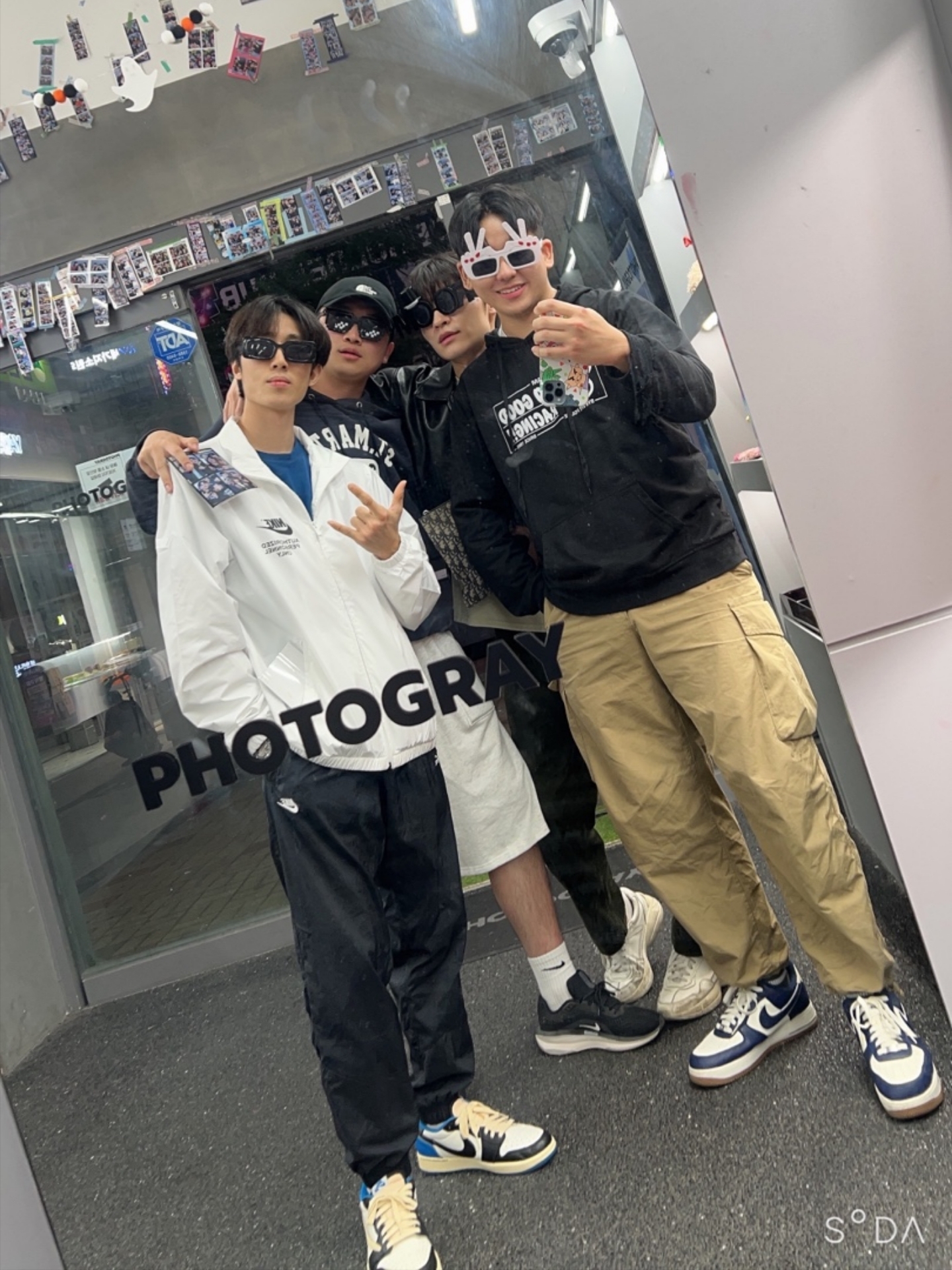 Nike Full-Zip Woven Jacket White Black, Jordan 1 x Travis Scott x Fragment Retro Low OG SP Military Blue 착용 스타일