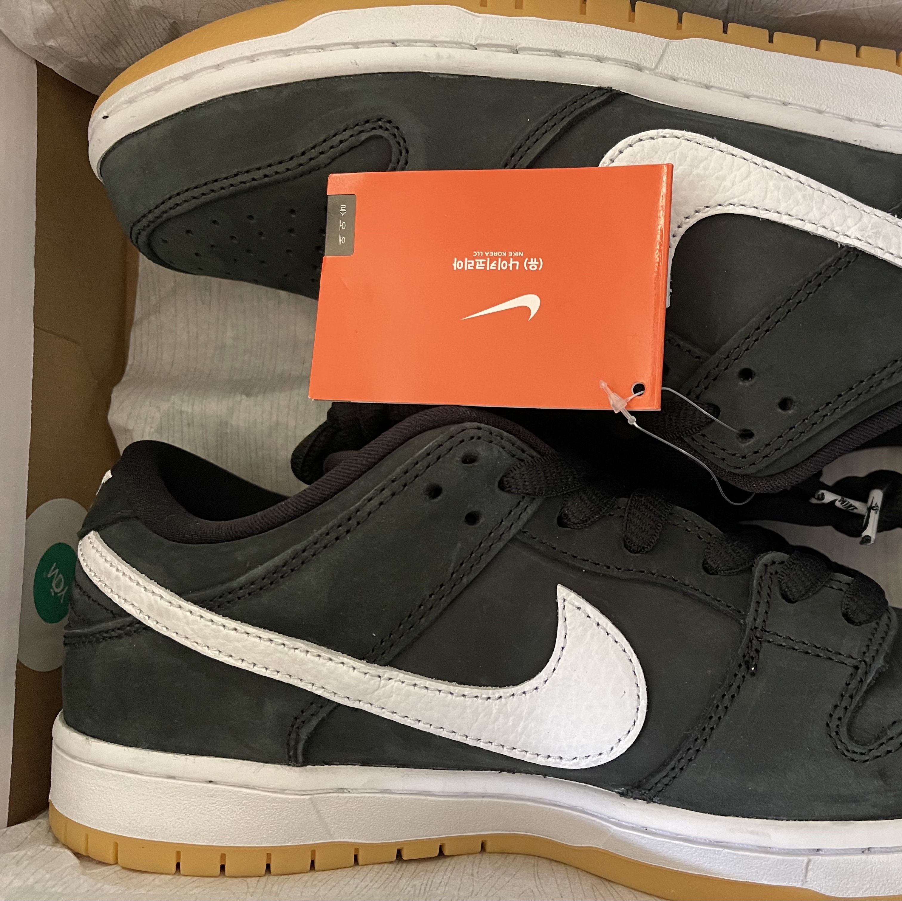 Nike SB Dunk Low Pro Black White, Nike SB Dunk Low Pro White and Gum Light Brown 착용 스타일 - 1