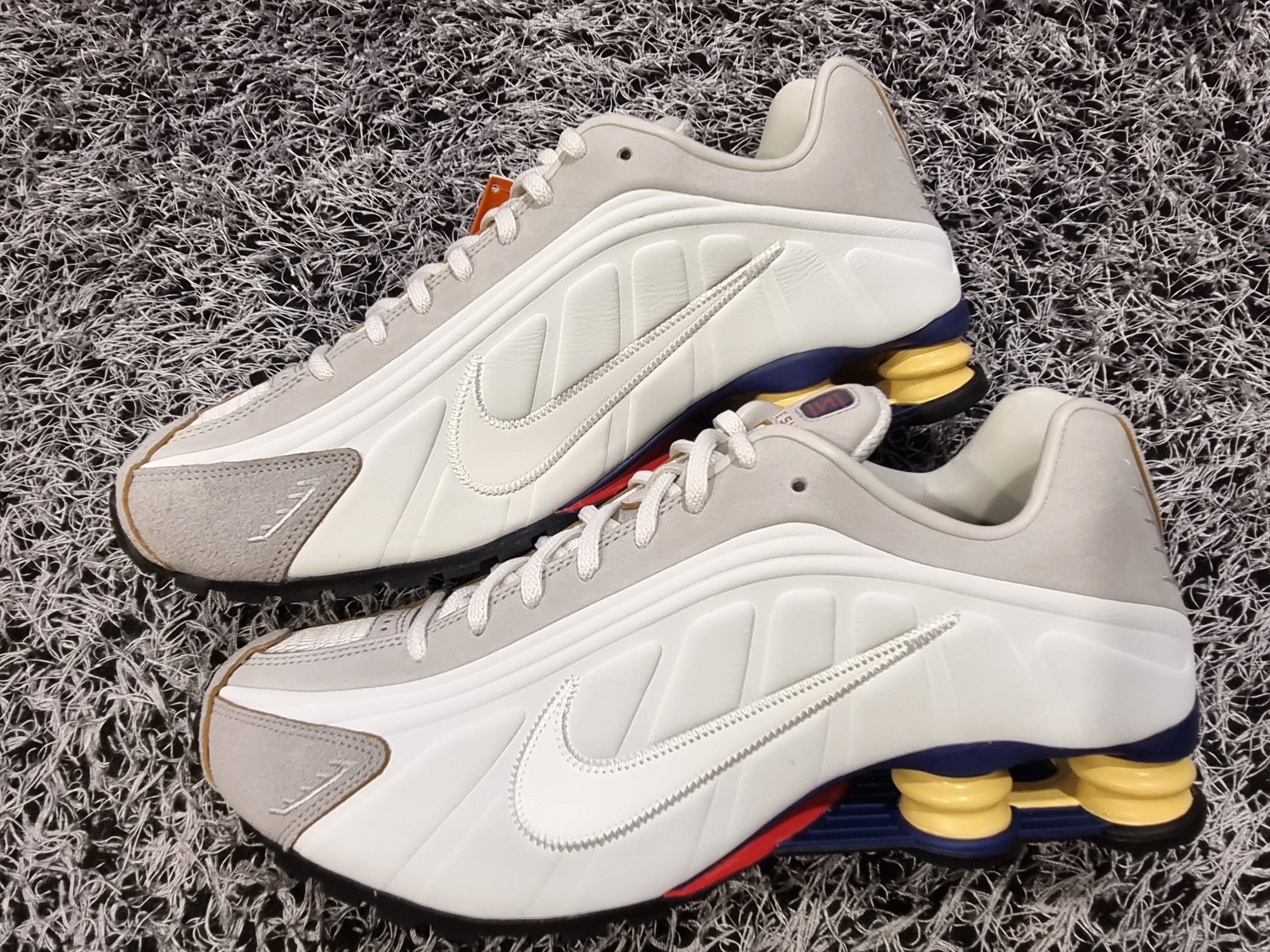 Nike Shox R4 PRM Light Iron Ore and Phantom 착용 스타일 - 2