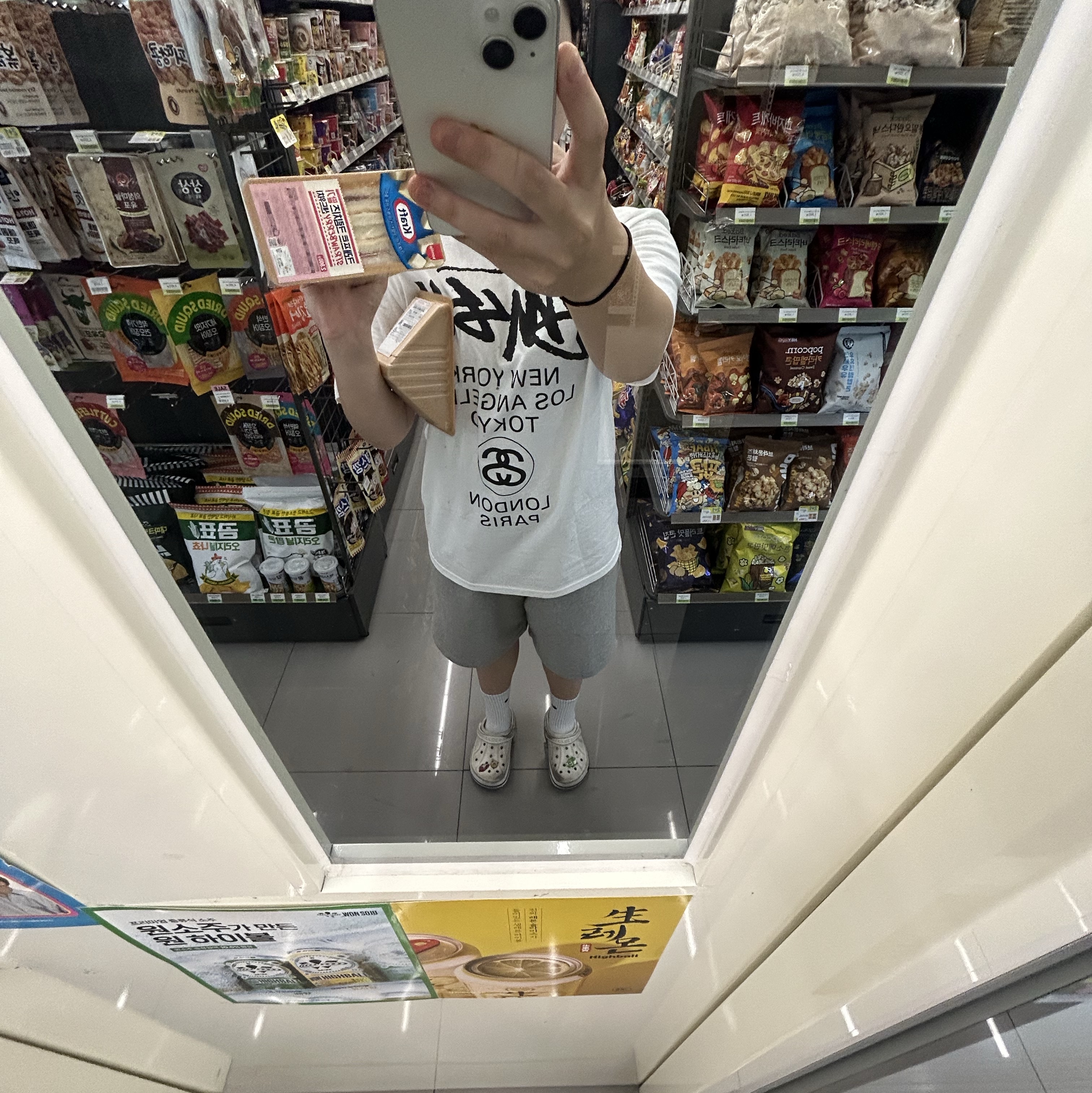 Stussy World Tour T-Shirt White 2024,2025, Crocs Bayaband Clog White Navy 착용 스타일