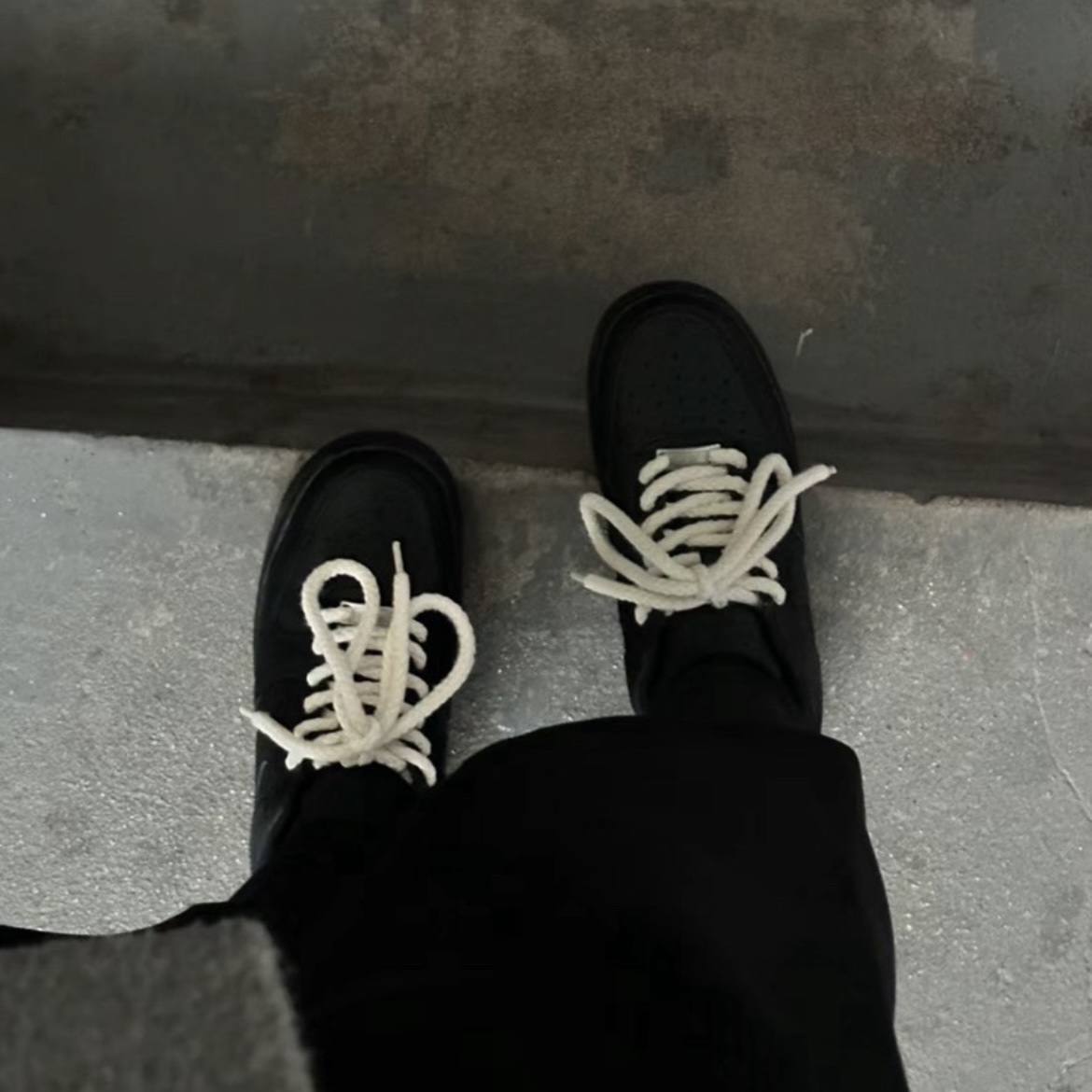 Nike Air Force 1 '07 Low Triple Black 착용 스타일 - 1