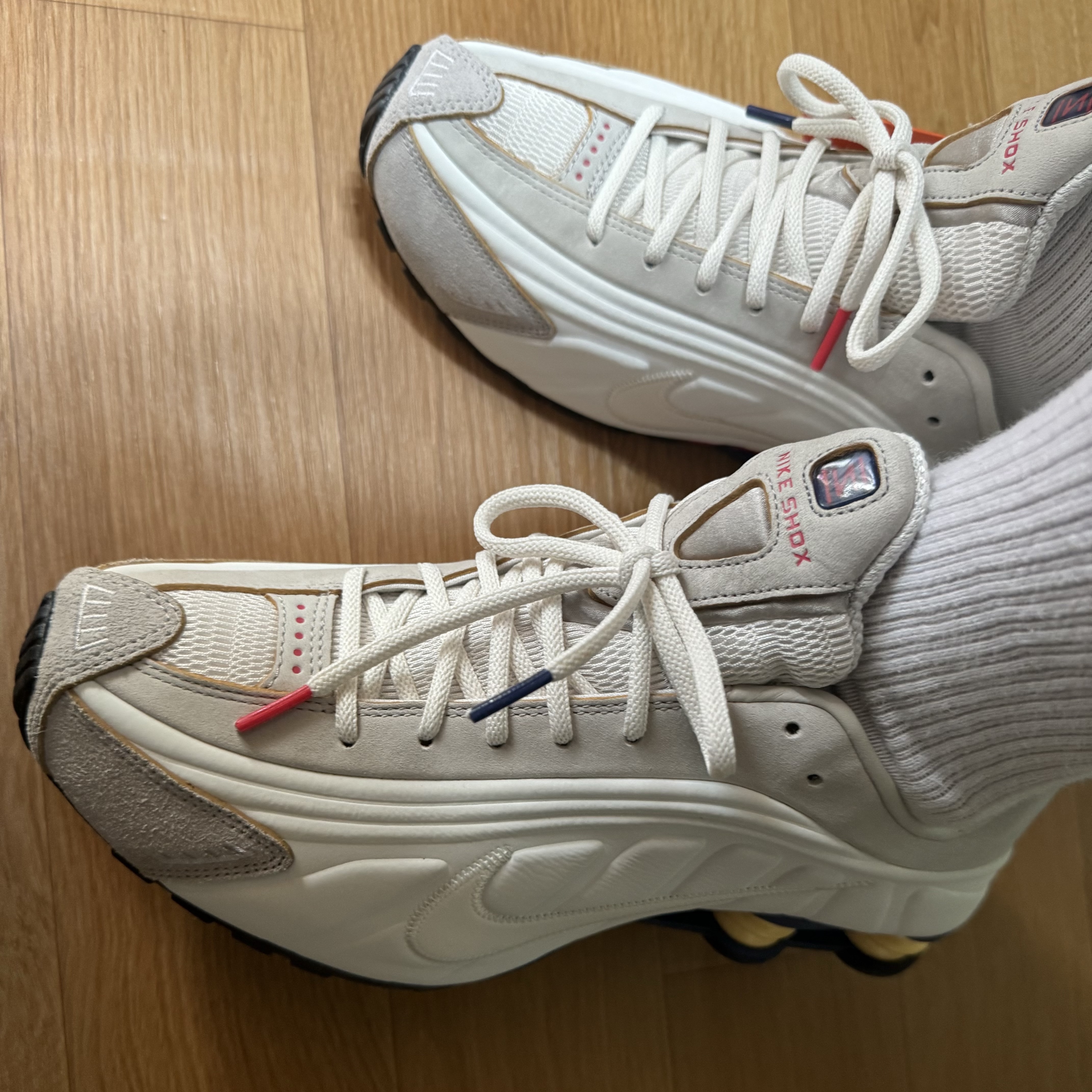 Nike Shox R4 PRM Light Iron Ore and Phantom 착용 스타일 - 3