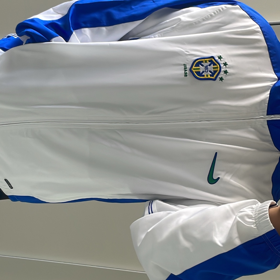 Nike Brazil 1998 Reissue Soccer Replica Track Jacket White (FZ6681-100) 착용 스타일 - 2