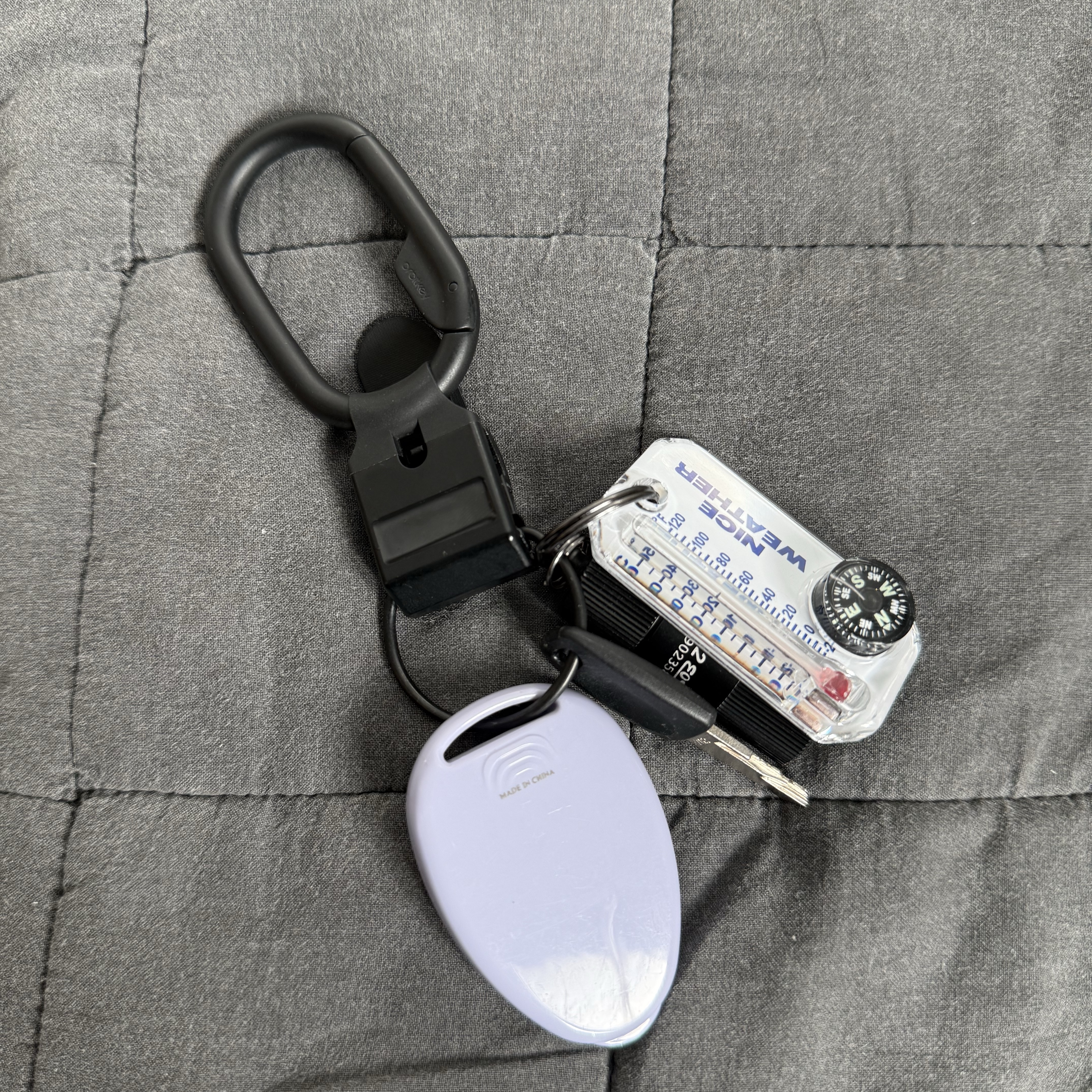 Nice Weather Thermometer Keyring White 착용 스타일