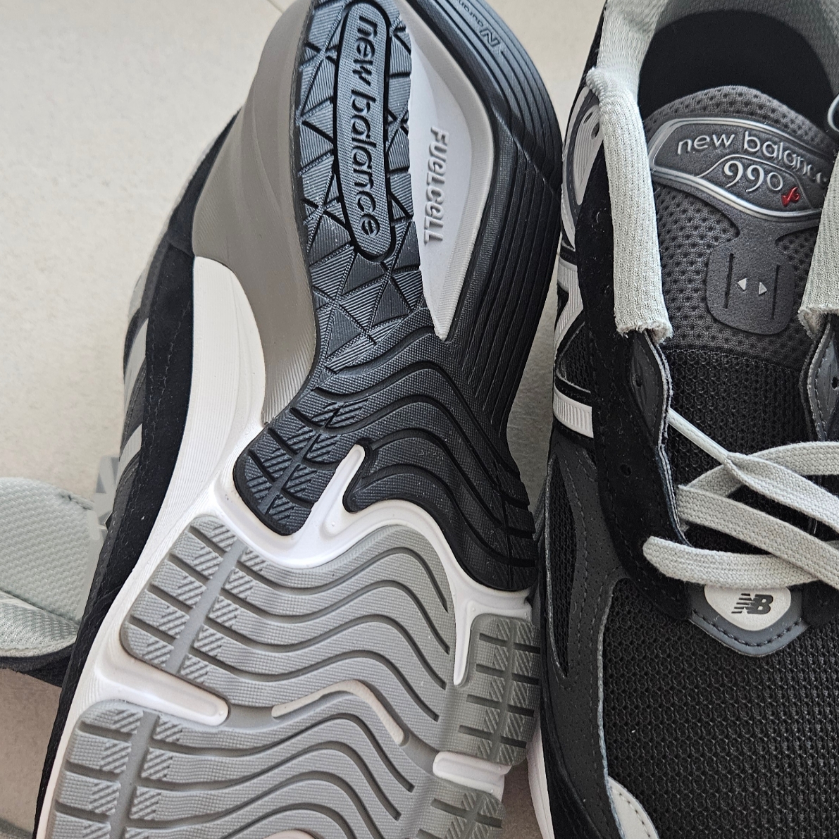 New Balance 990v6 Made in USA Black White 착용 스타일 - 3