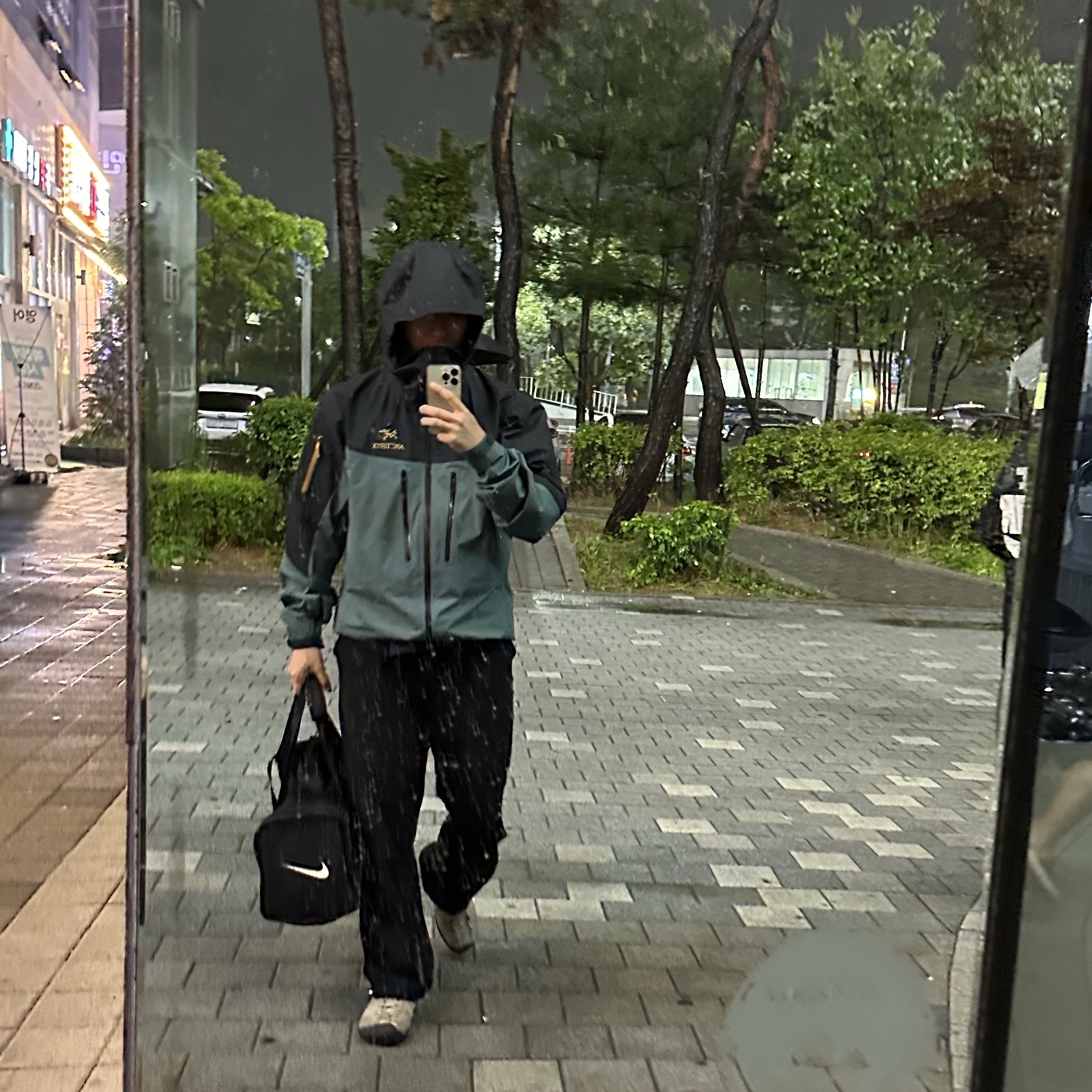 Arc'teryx Alpha SV Jacket Dark Magic 착용 스타일