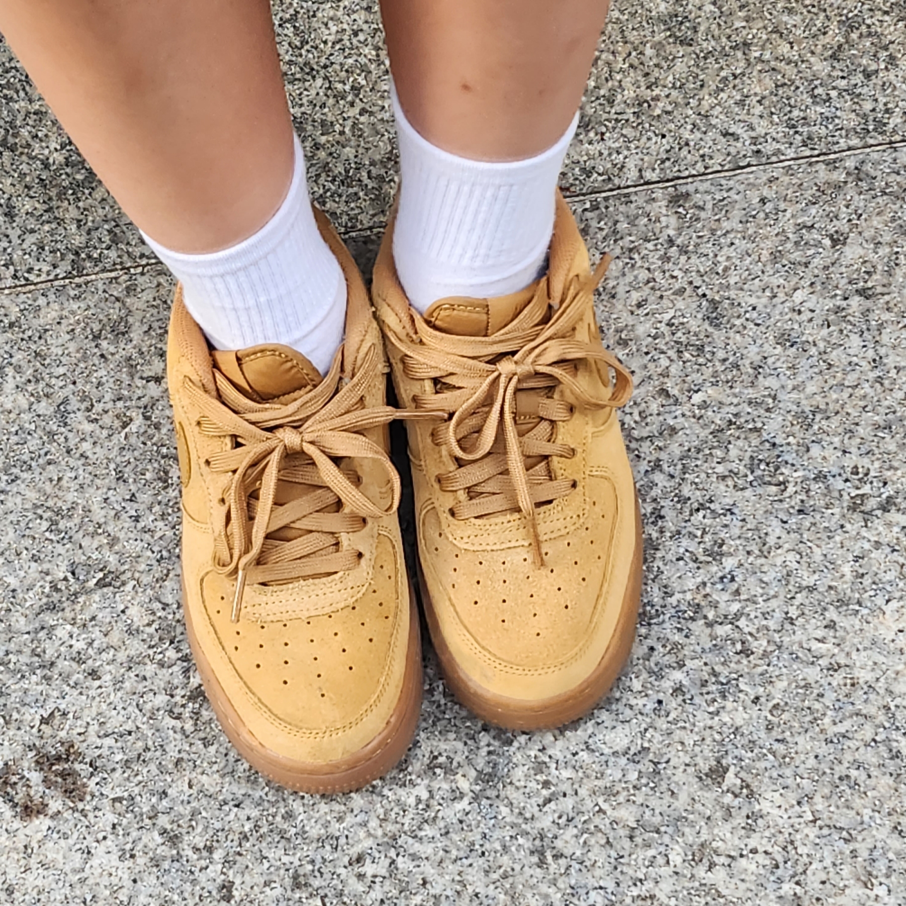(GS) Nike Air Force 1 LV8 3 Wheat 착용 스타일 - 2