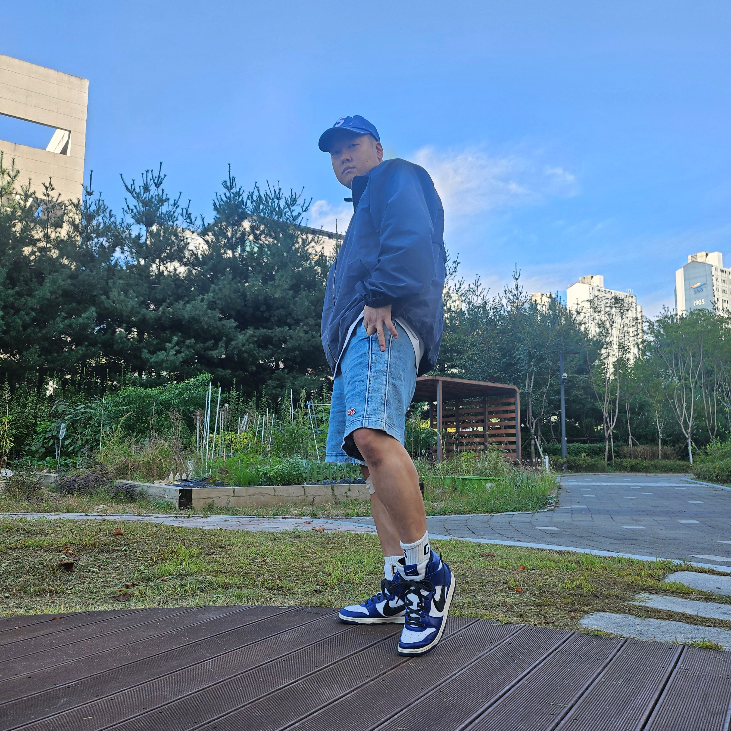 Stussy Wave Dye Beach Shell Jacket Navy, Nike x Ambush Dunk High Deep Royal Blue 착용 스타일 - 2