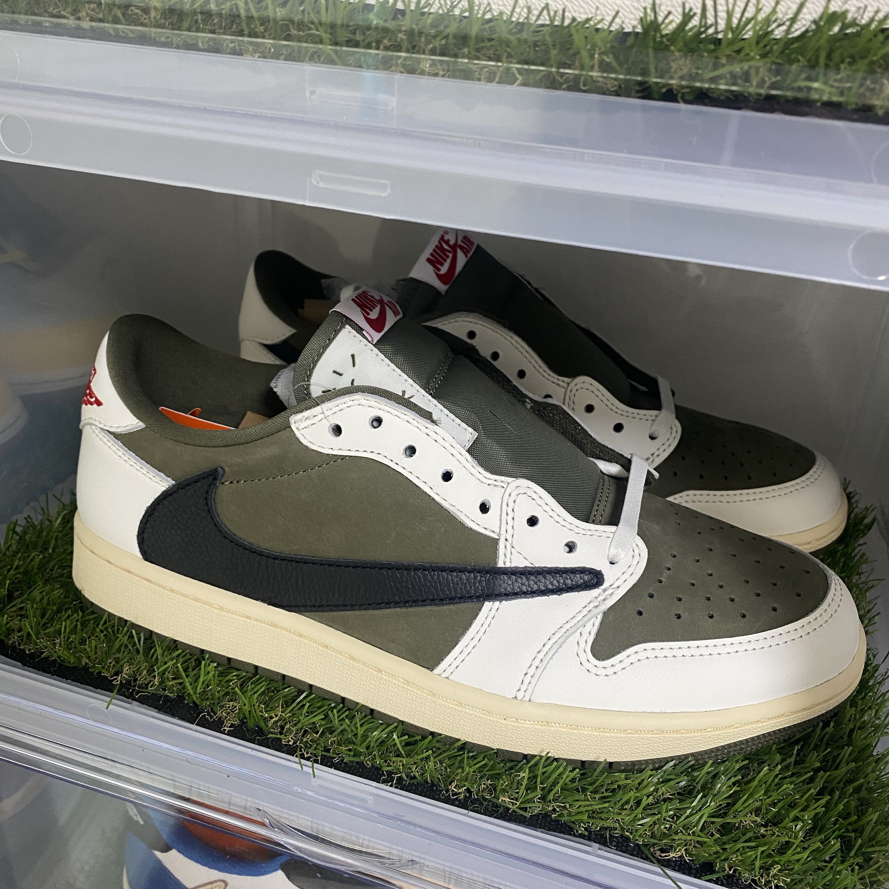 Jordan 1 x Travis Scott Retro Low OG SP Reverse Olive, (W) Jordan 1 x Travis Scott Retro Low OG SP Canary 착용 스타일 - 1