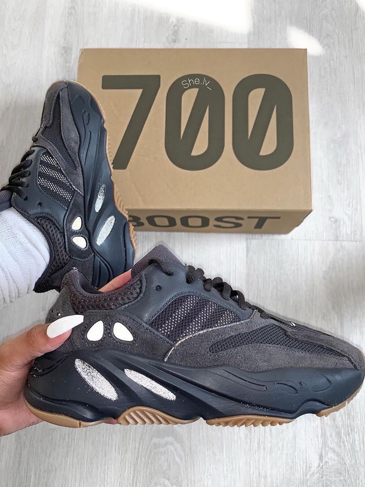Adidas Yeezy Boost 700 Utility Black 2023 착용 스타일 - 2