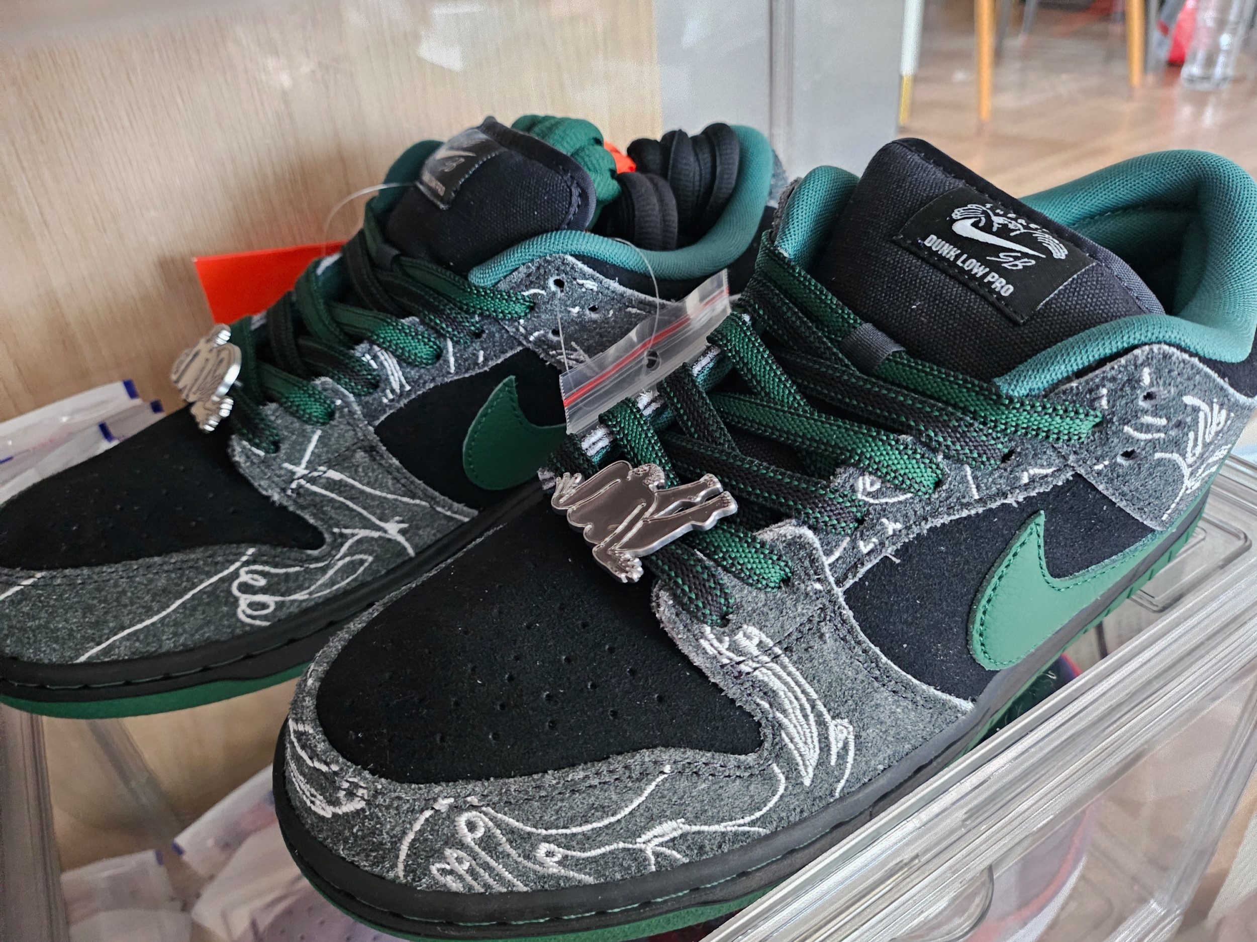 Nike x There SB Dunk Low Pro Anthracite and Gorge Green 착용 스타일