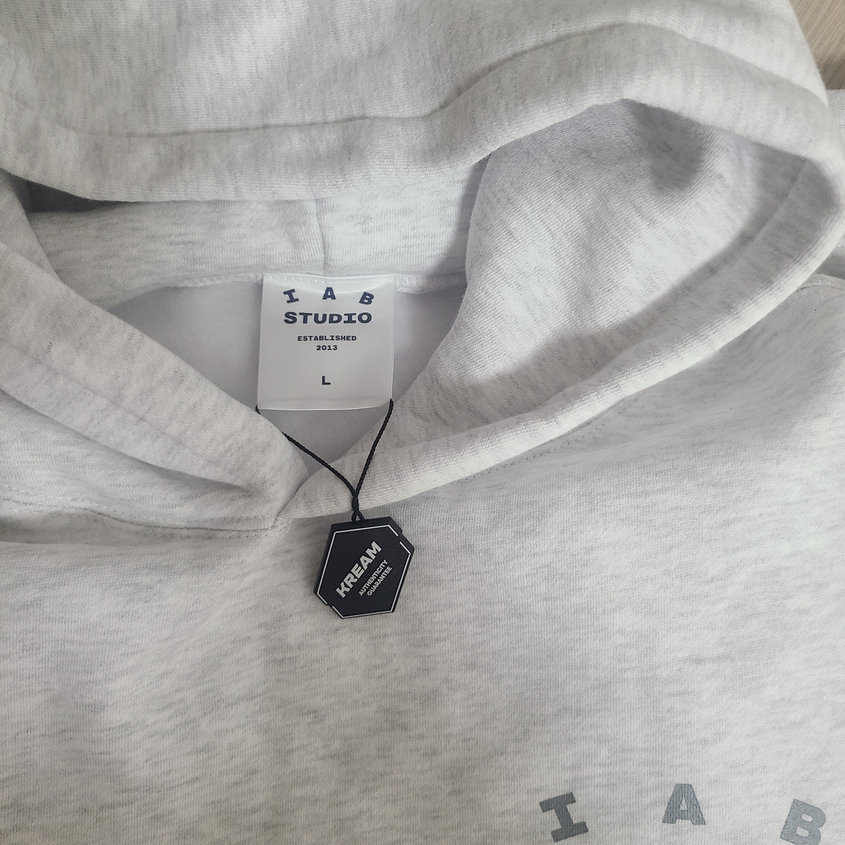 IAB Studio Hoodie Light Gray 착용 스타일