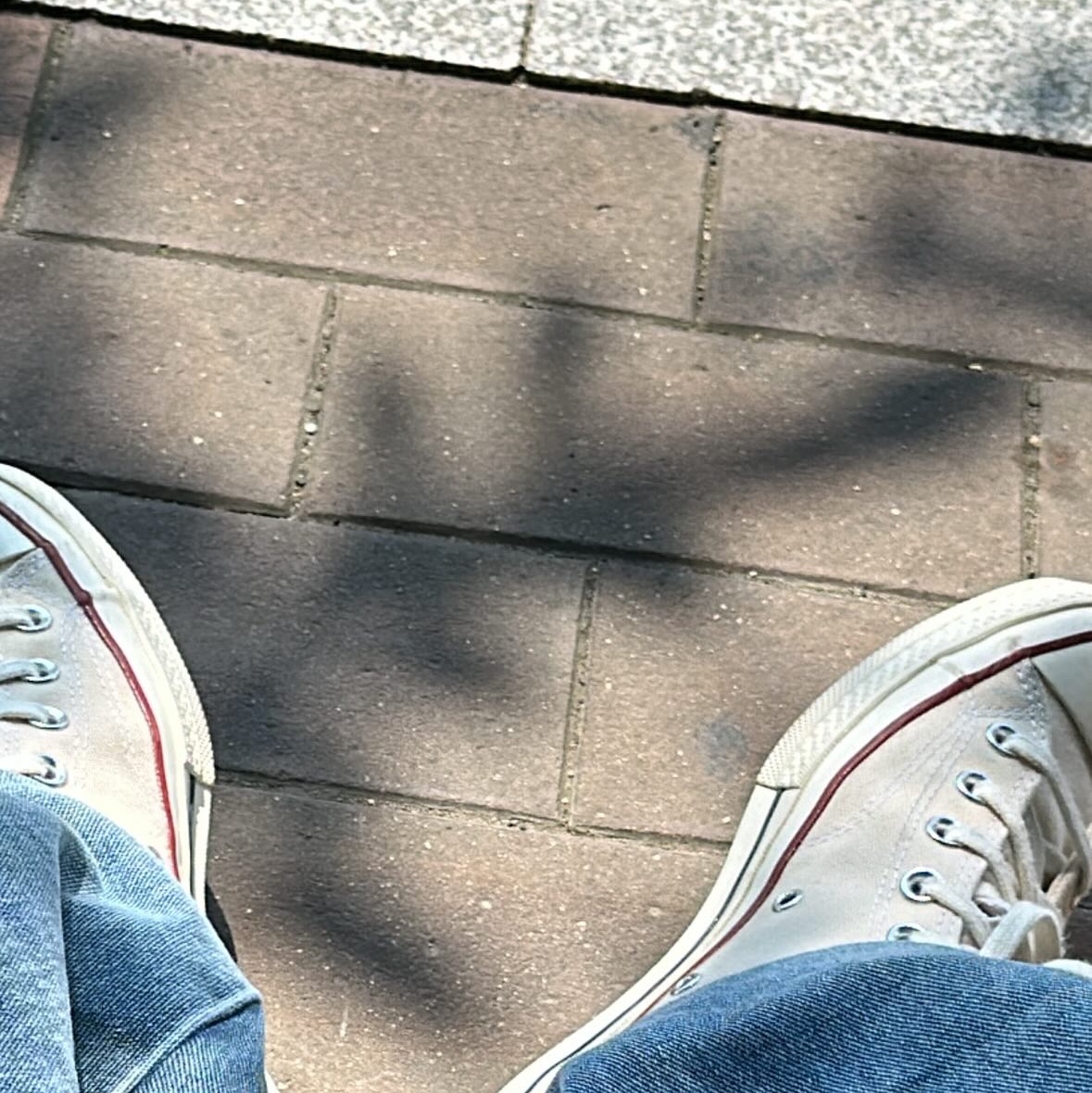 Adidas Tobacco Gruen Collegiate Burgundy, Converse Chuck 70 High Parchment 착용 스타일 - 3