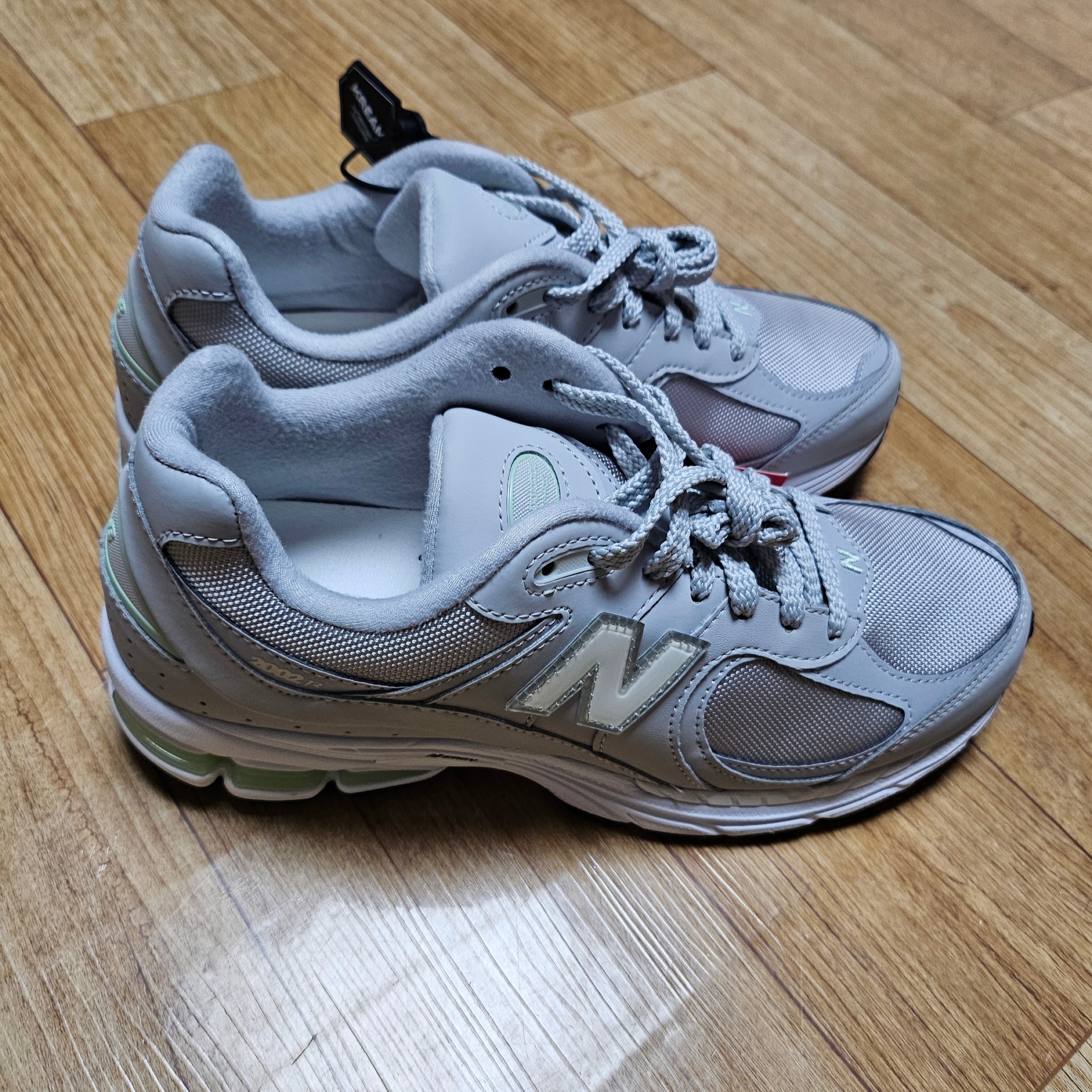 New Balance 2002R Gray White 착용 스타일